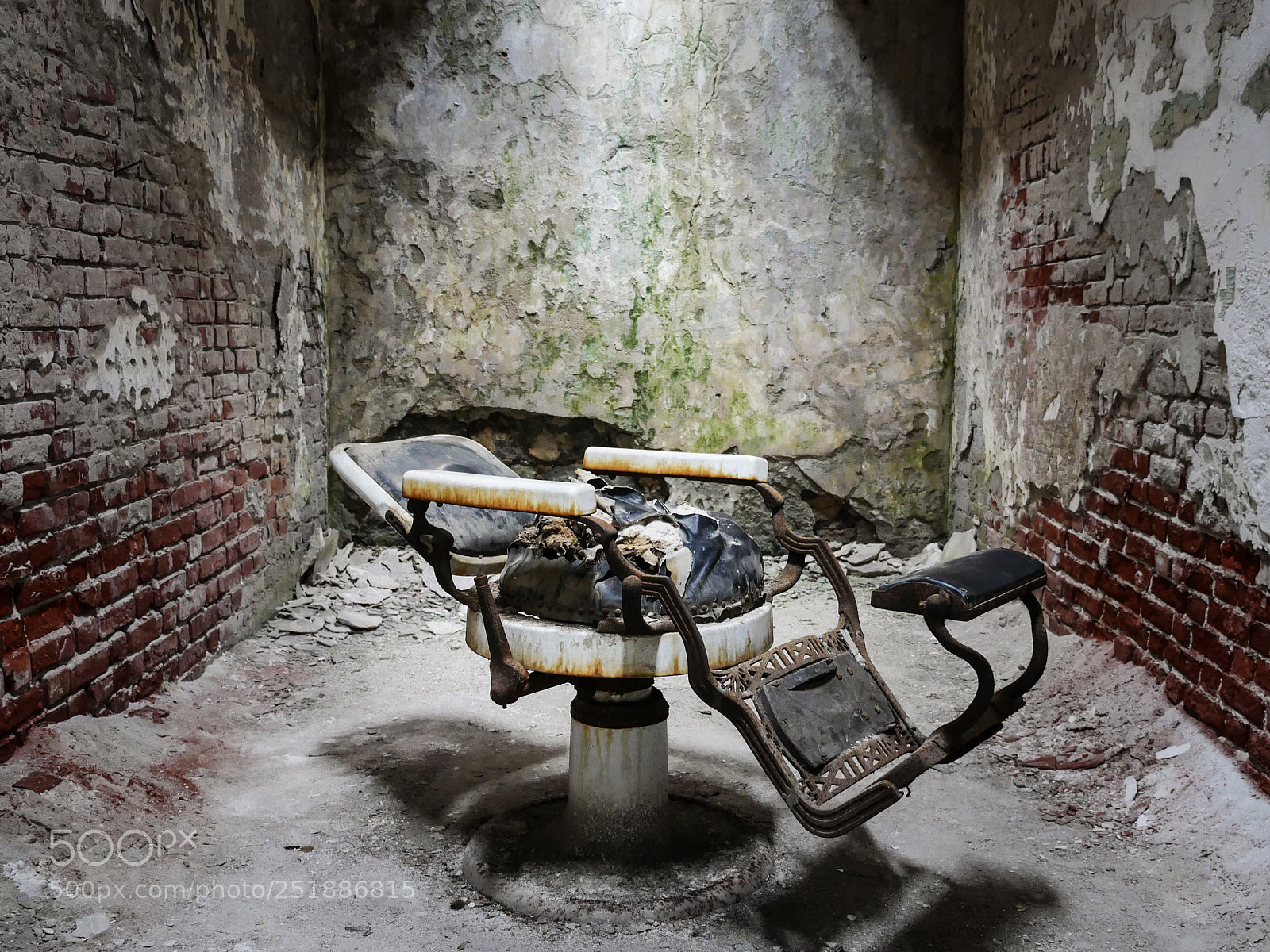 Panasonic Lumix DMC-GX85 (Lumix DMC-GX80 / Lumix DMC-GX7 Mark II) sample photo. The chair photography