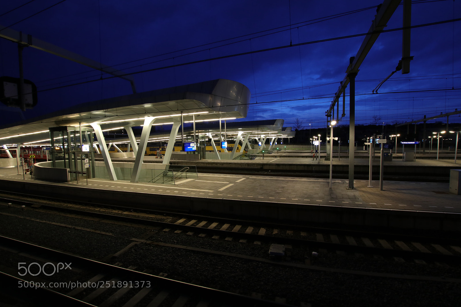 Canon EOS 80D sample photo. Central station 
arnheim  photography