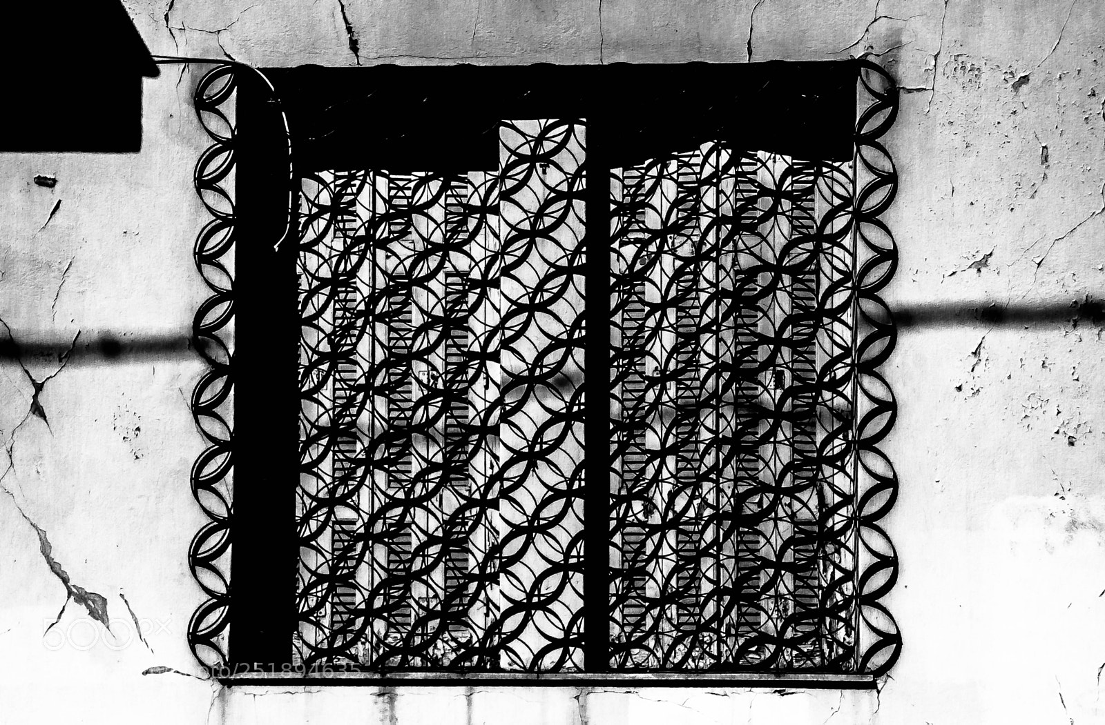 Canon EOS 500D (EOS Rebel T1i / EOS Kiss X3) sample photo. Window in circles photography