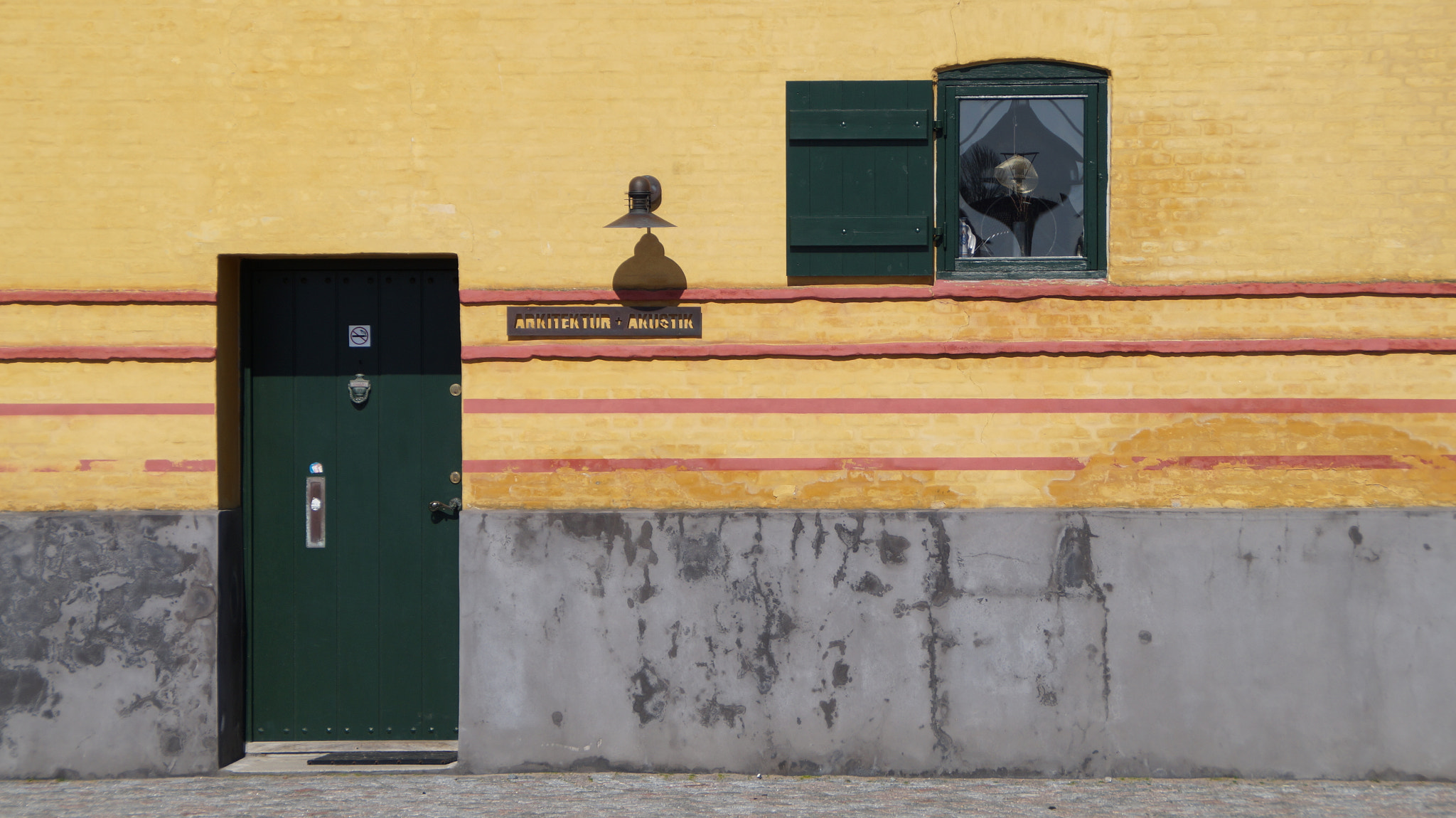 Sony DT 18-200mm F3.5-6.3 sample photo. Sunny wall photography