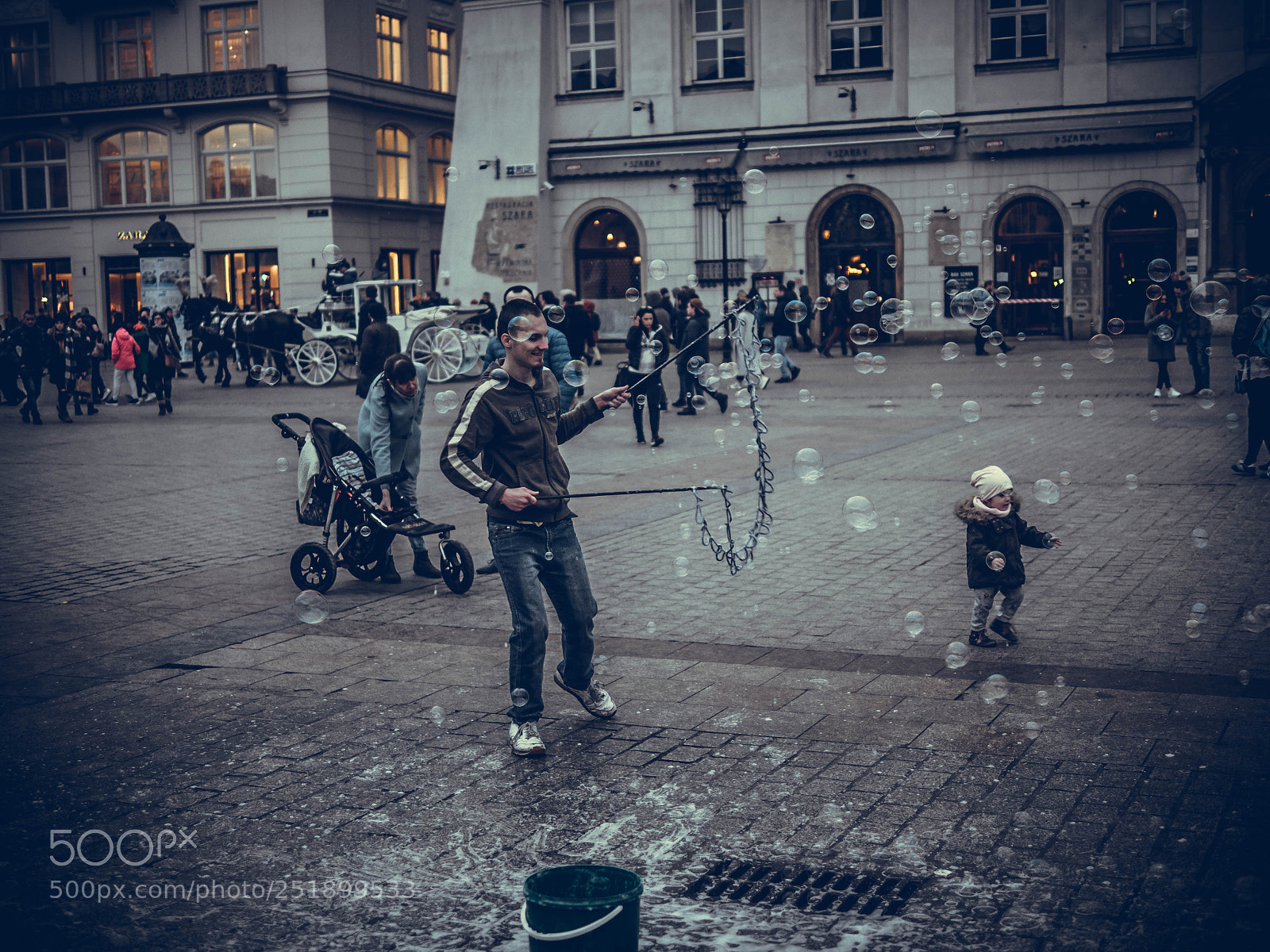 Olympus OM-D E-M10 II sample photo. Rynek g wny w photography