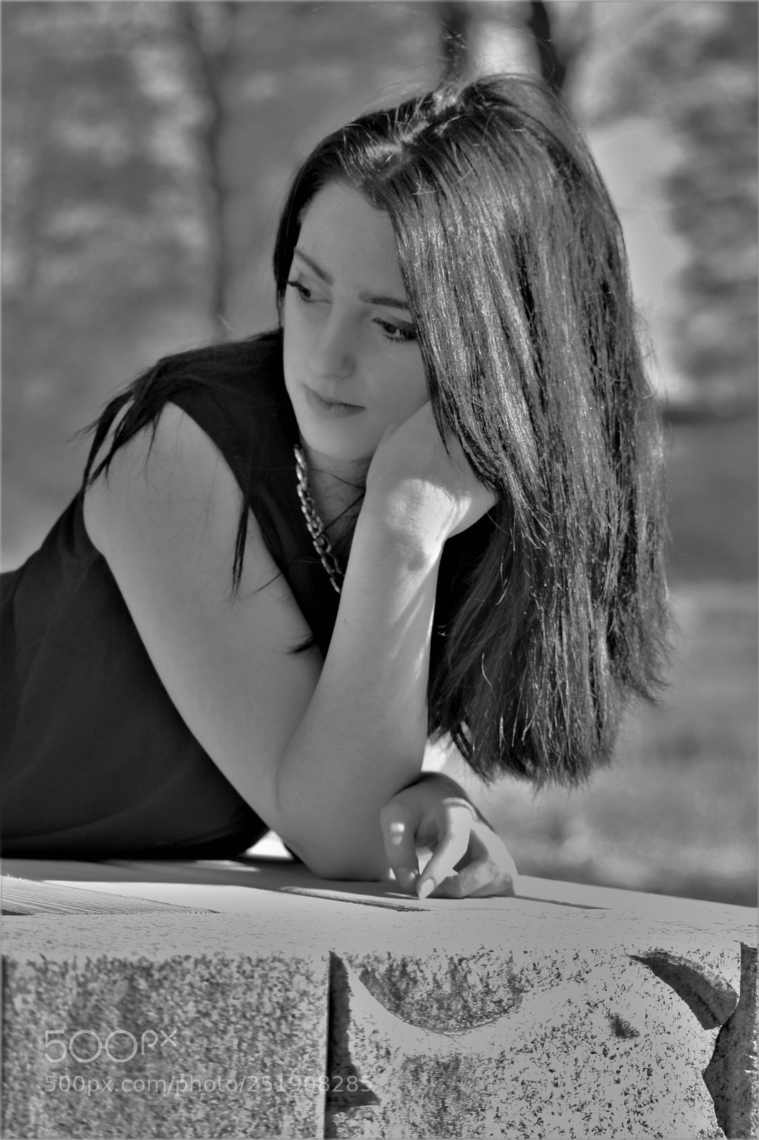 Canon EOS 1000D (EOS Digital Rebel XS / EOS Kiss F) sample photo. Girl... in b/w photography