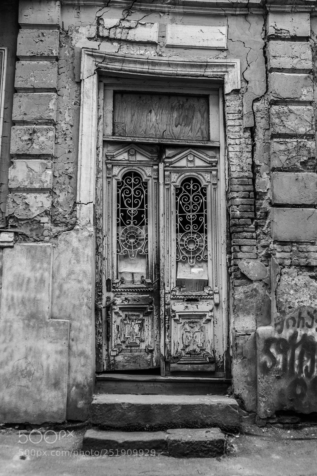 Canon EOS 5D Mark II sample photo. The door photography