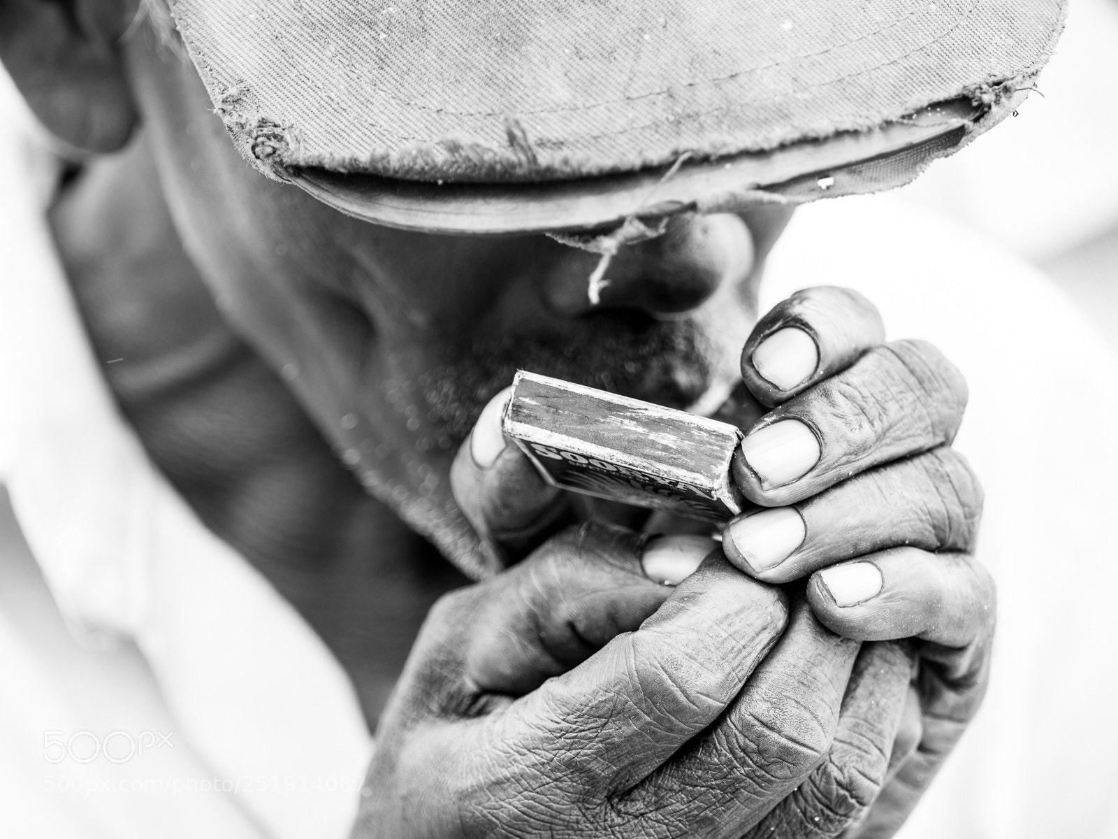 Olympus OM-D E-M1 Mark II sample photo. Lighting up a beedi photography