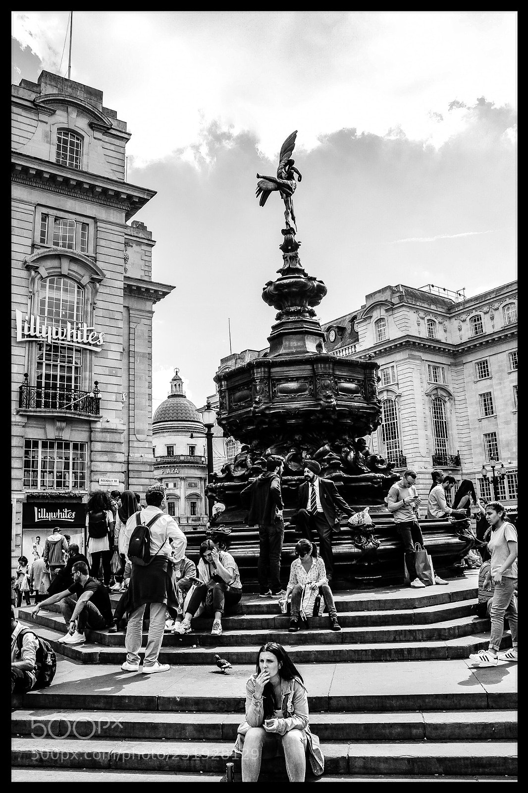 Canon EOS 1300D (EOS Rebel T6 / EOS Kiss X80) sample photo. Picadilly circus in london  photography
