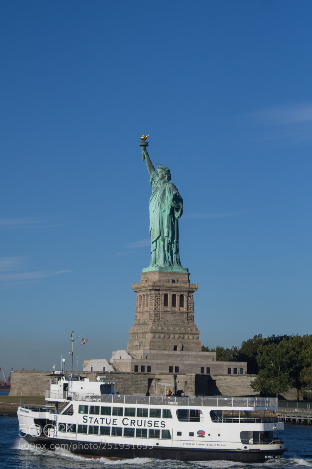 Sony SLT-A37 sample photo. Statue cruises ferry in photography
