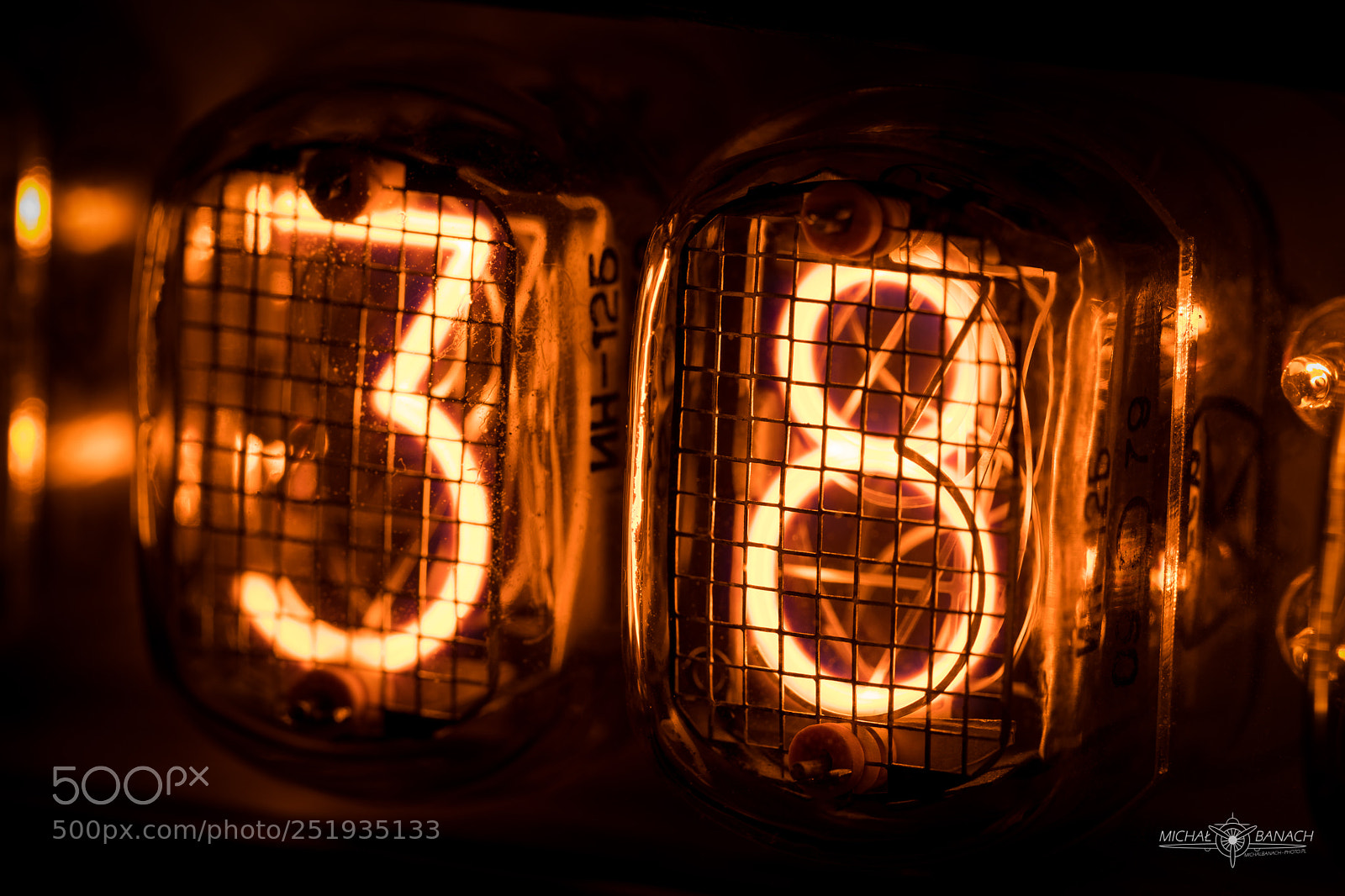 Canon EOS 5D Mark IV sample photo. Nixie tube clock in-12b photography