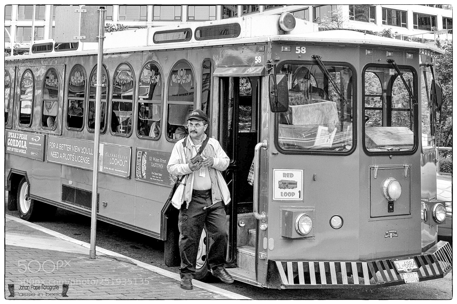 Canon EOS 1000D (EOS Digital Rebel XS / EOS Kiss F) sample photo. Tourist bus vancouver photography