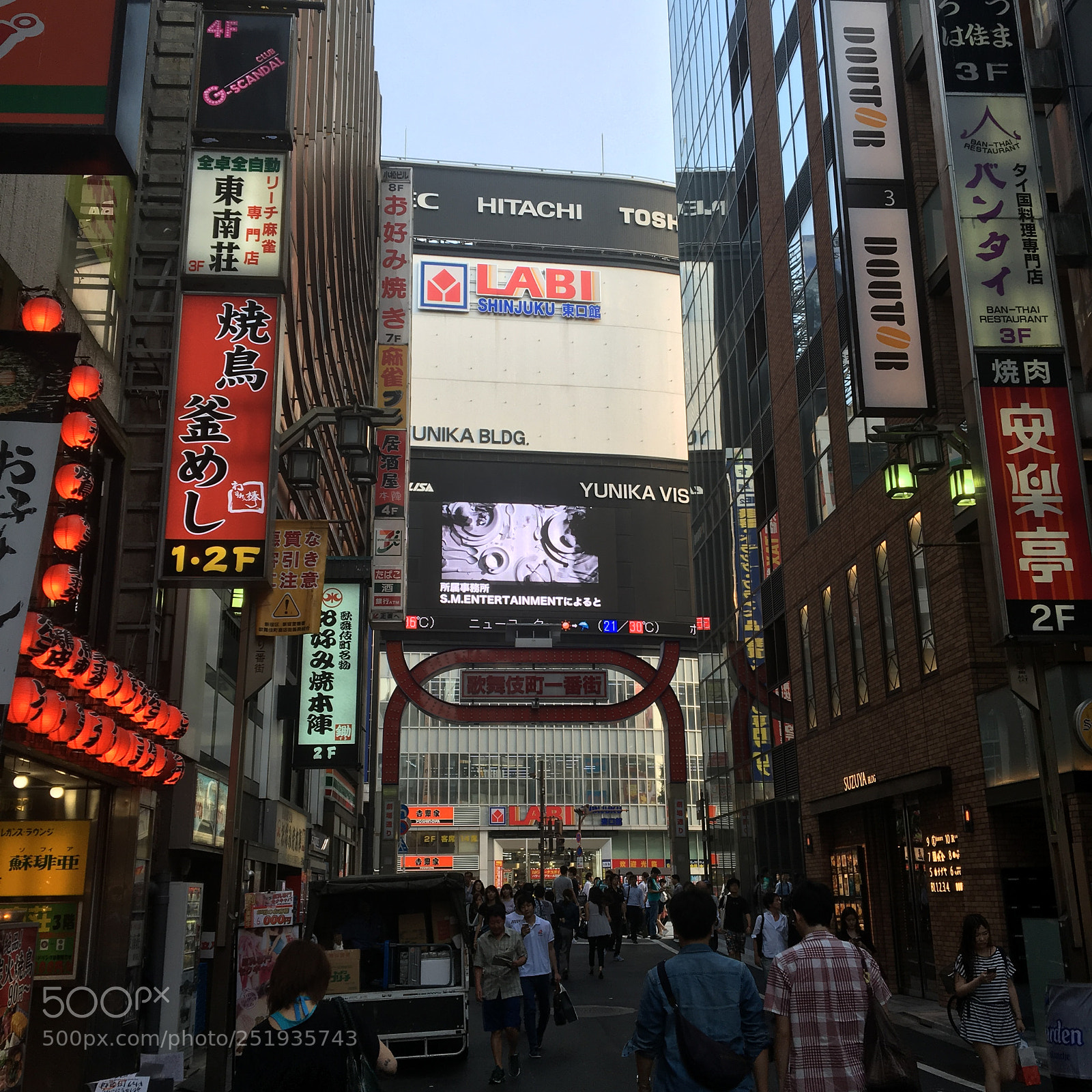 Apple iPhone 6s sample photo. Entering shinjuku photography