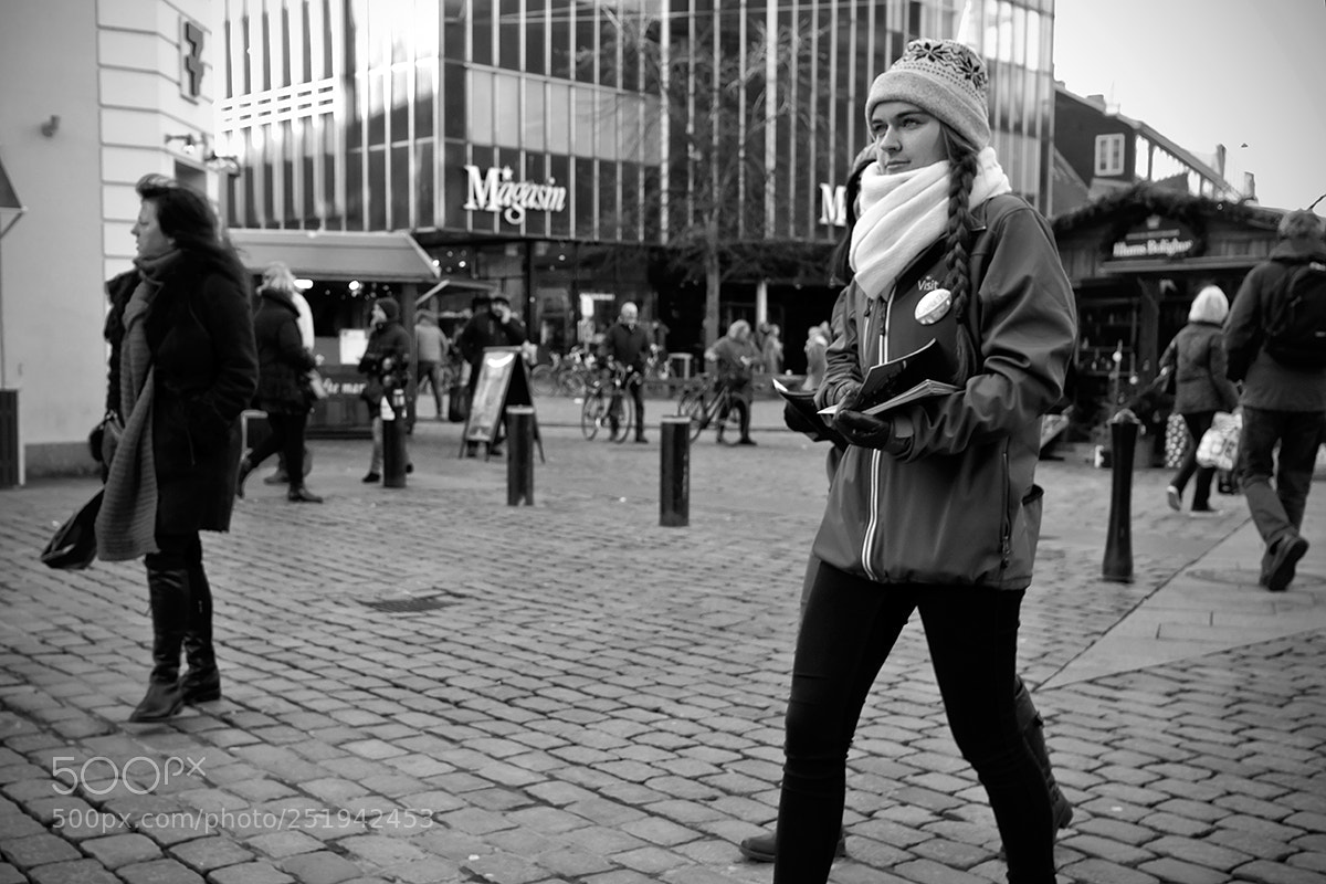 Fujifilm X-Pro2 sample photo. Handing out flyers photography