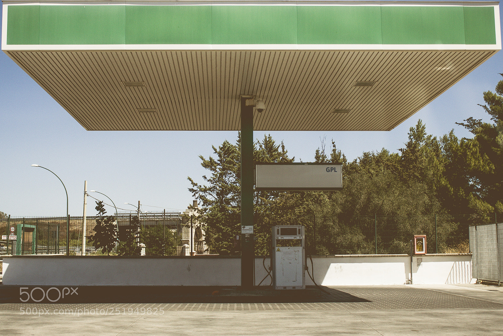 Canon EOS 550D (EOS Rebel T2i / EOS Kiss X4) sample photo. Gas station photography