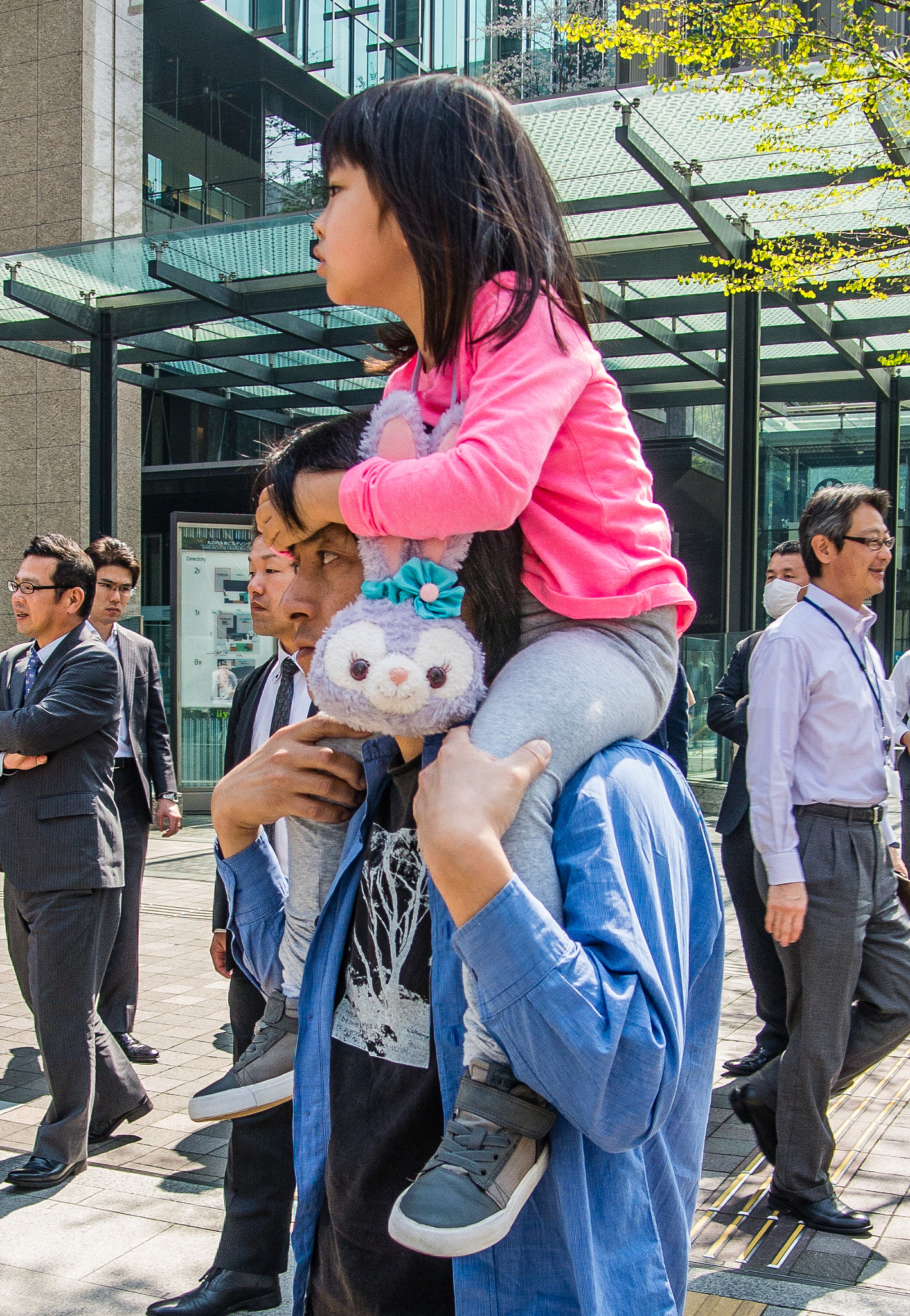 Nikon 1 V1 sample photo. A girl shoulder-cared by her father photography