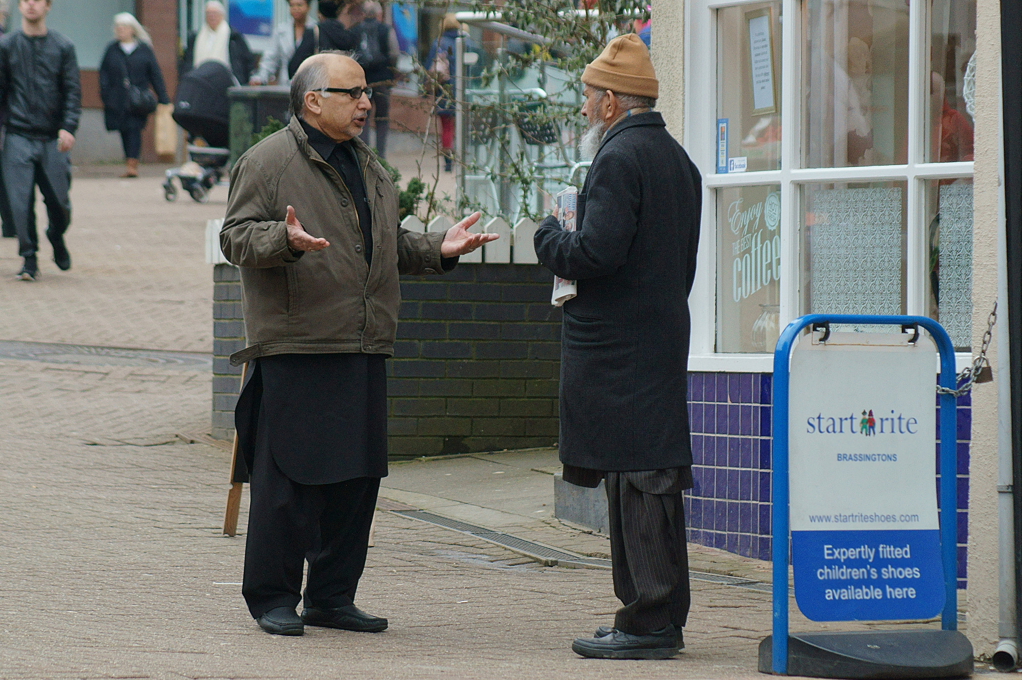 Sony 75-300mm F4.5-5.6 sample photo. The conversation. photography