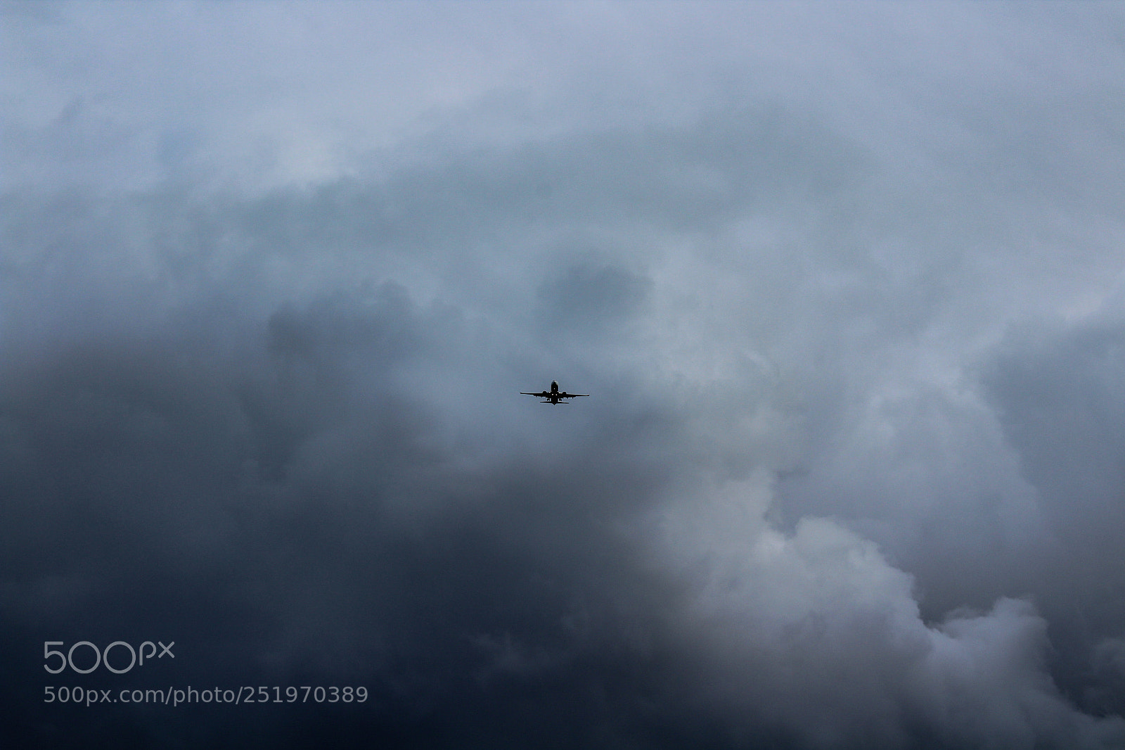 Canon EOS 1300D (EOS Rebel T6 / EOS Kiss X80) sample photo. Airplane in the black photography