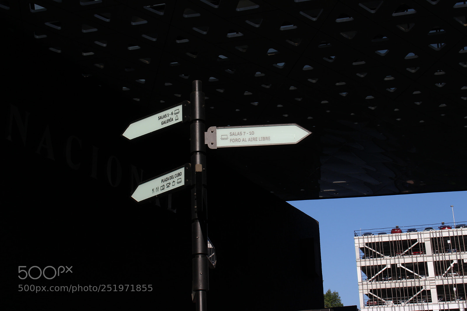 Canon EOS 700D (EOS Rebel T5i / EOS Kiss X7i) sample photo. Signs in the cineteca photography