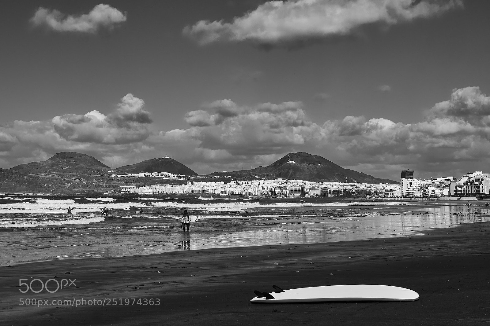 Fujifilm X-T20 sample photo. Surfers at las canteras photography