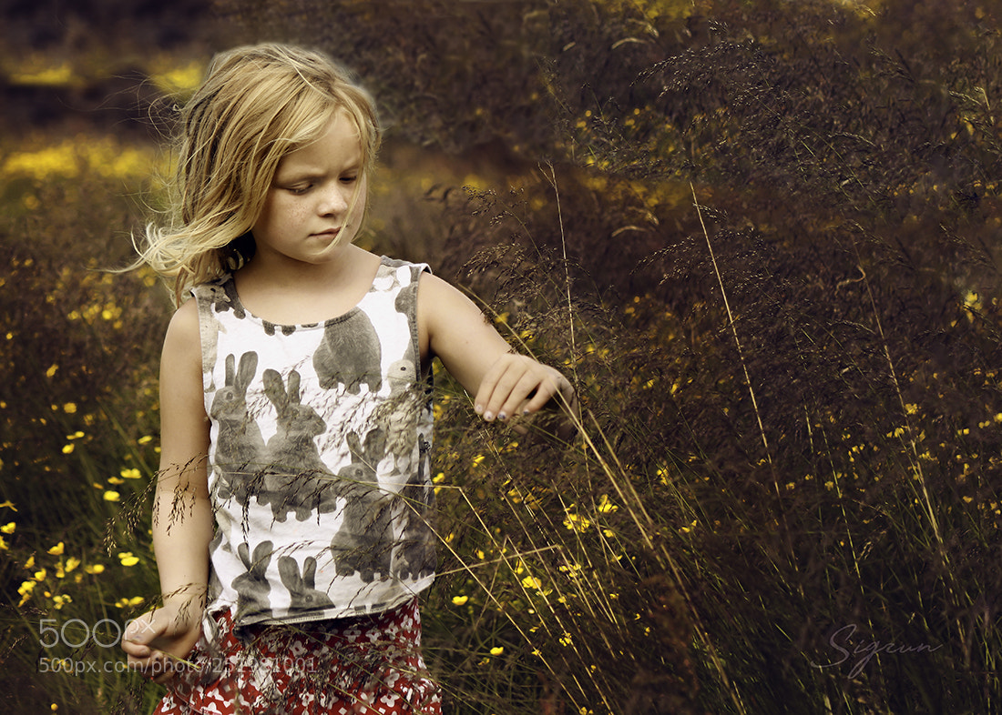 Canon EOS 70D sample photo. Young girl playing in photography
