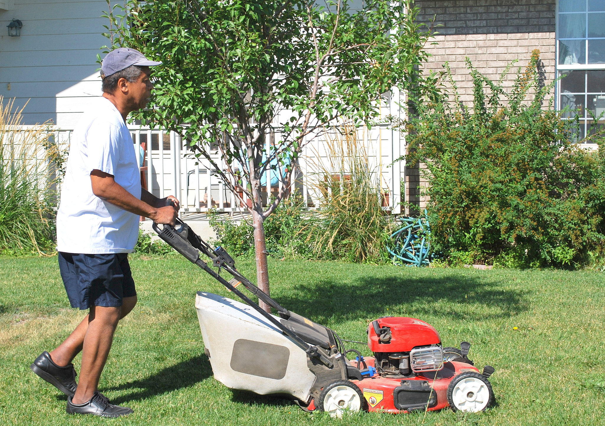 Nikon D60 sample photo. Yardwork. photography