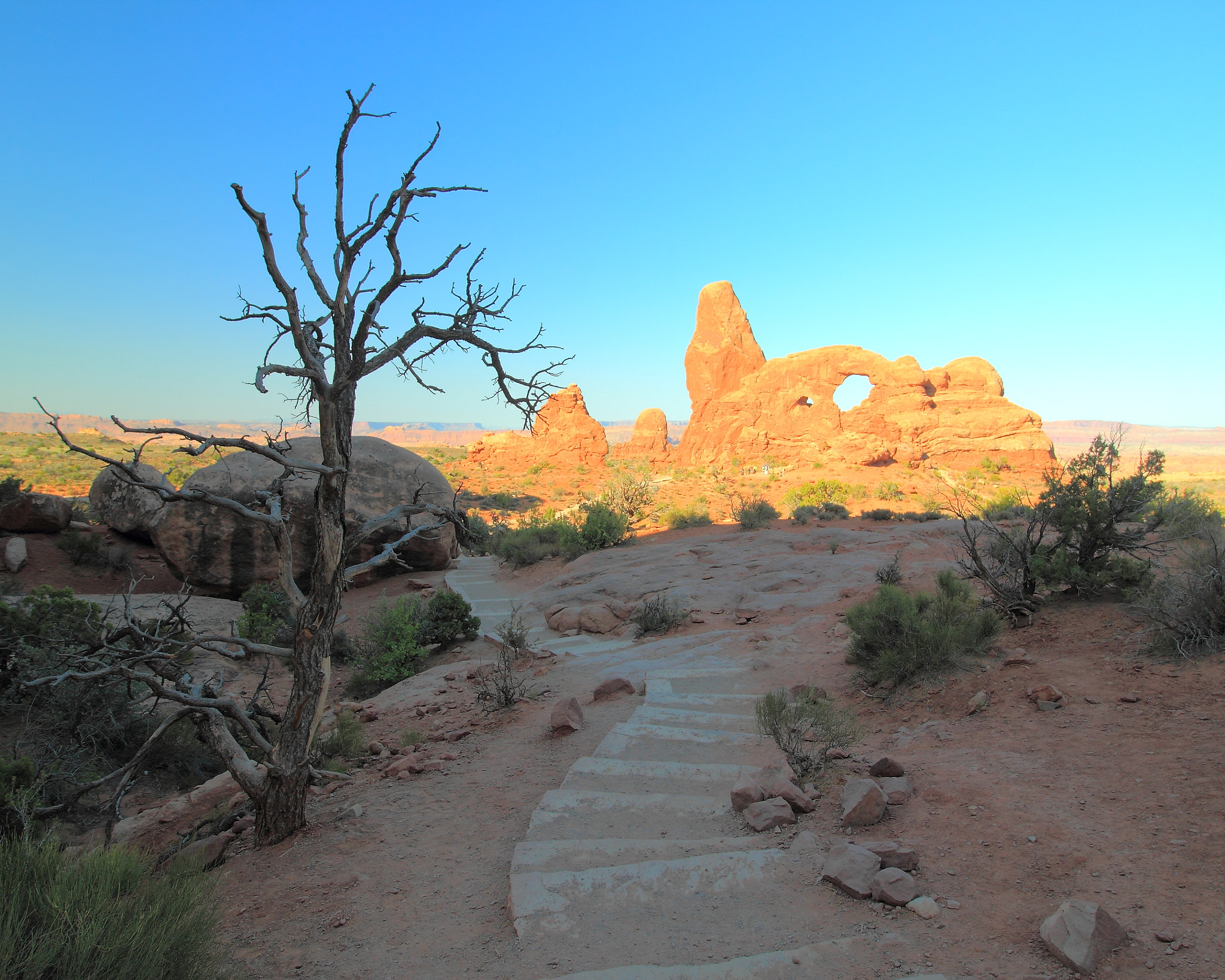 Canon EOS 600D (Rebel EOS T3i / EOS Kiss X5) + Canon EF-S 10-18mm F4.5–5.6 IS STM sample photo. Path to arches photography