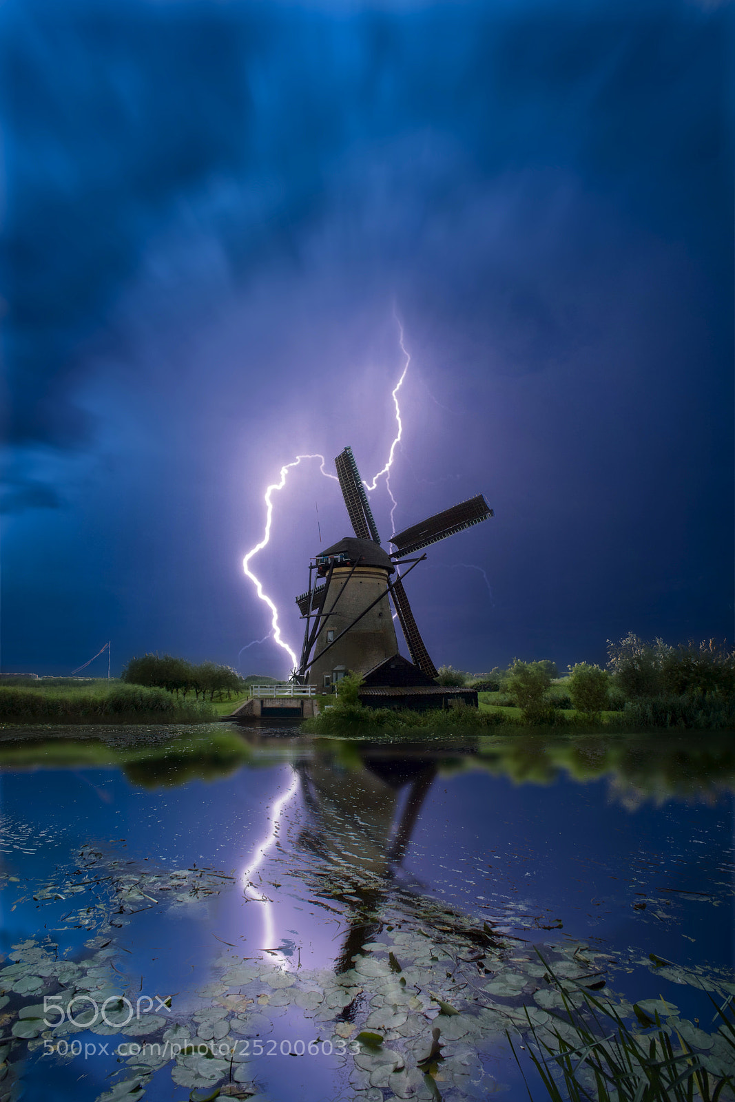 Sony Alpha NEX-7 sample photo. Stormy kinderdijk photography