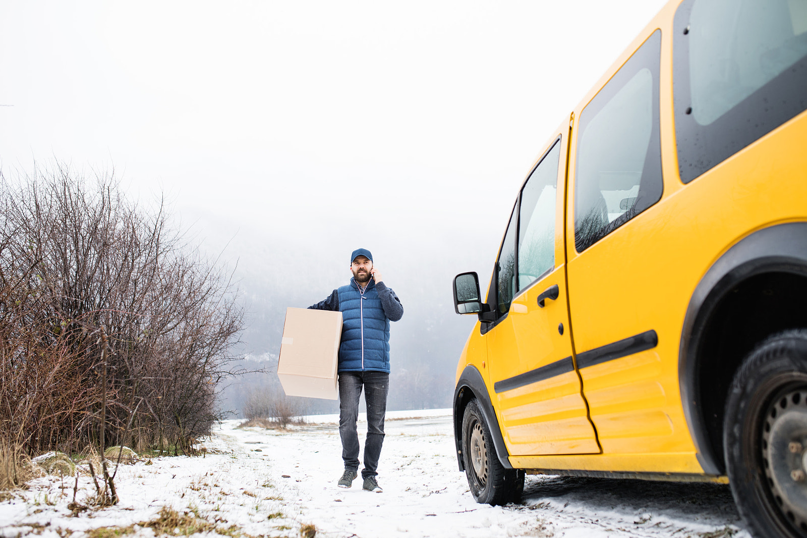 Nikon D5 sample photo. Delivery man delivering parcel photography