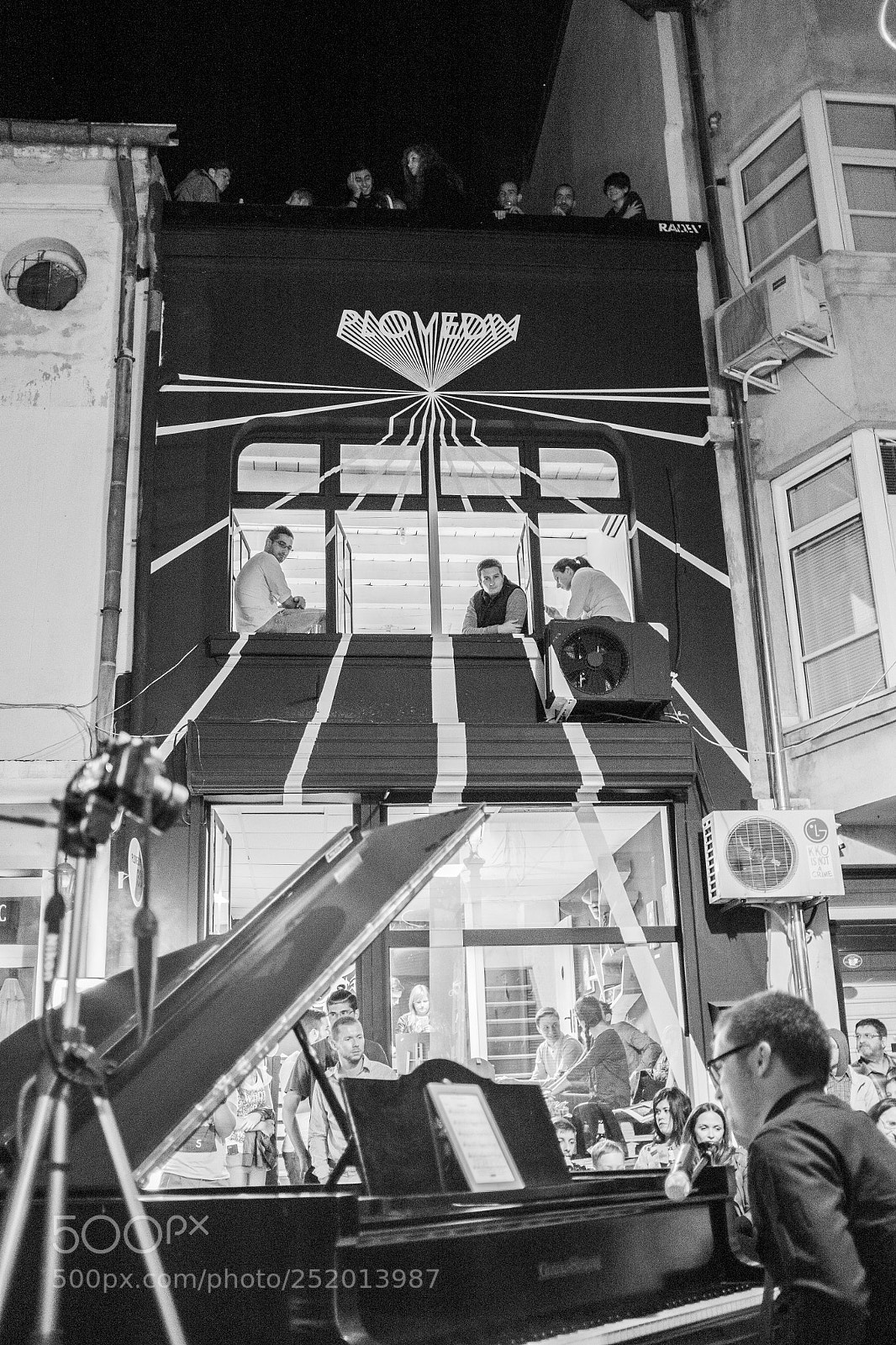 Fujifilm X100T sample photo. Street piano performance photography