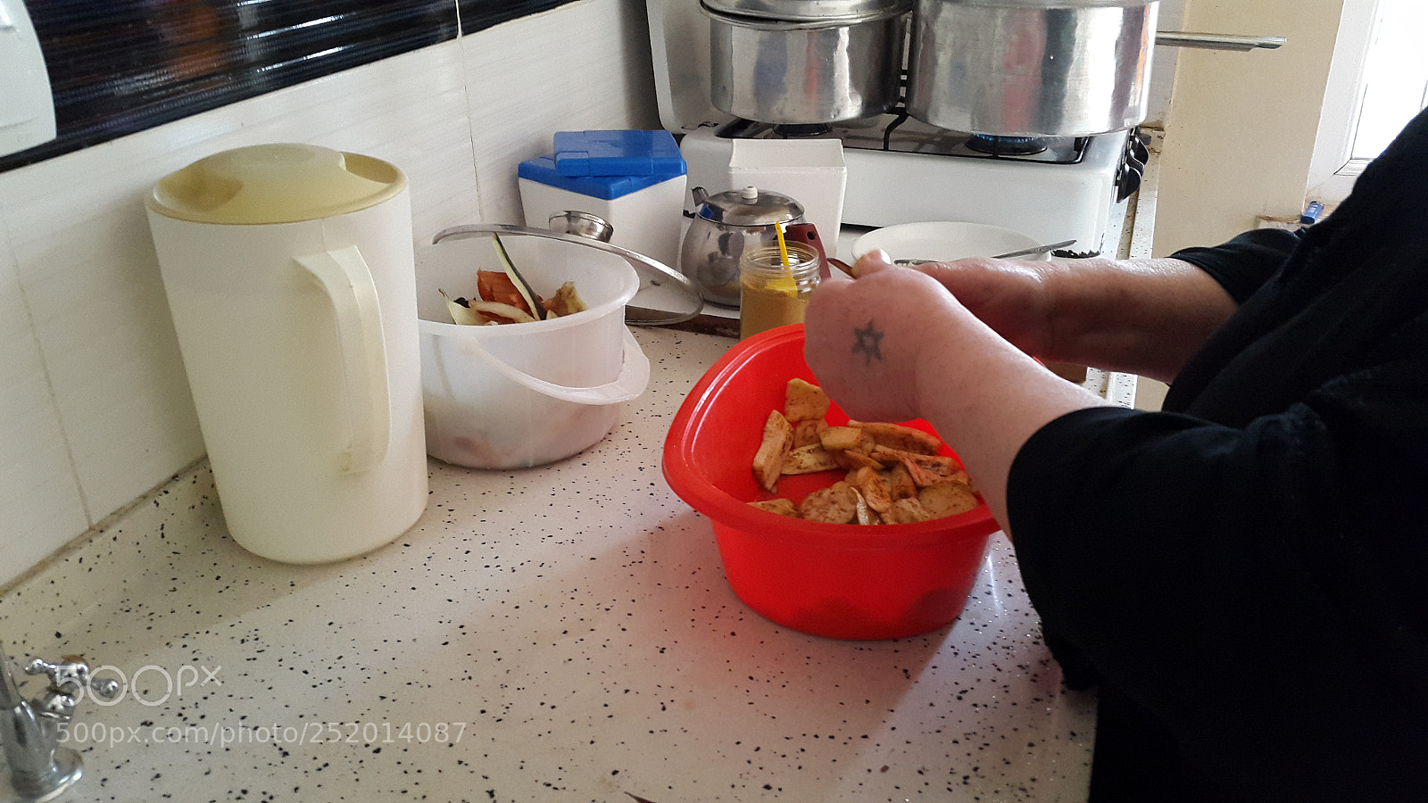 Samsung Galaxy S5 sample photo. My mother is preparing photography