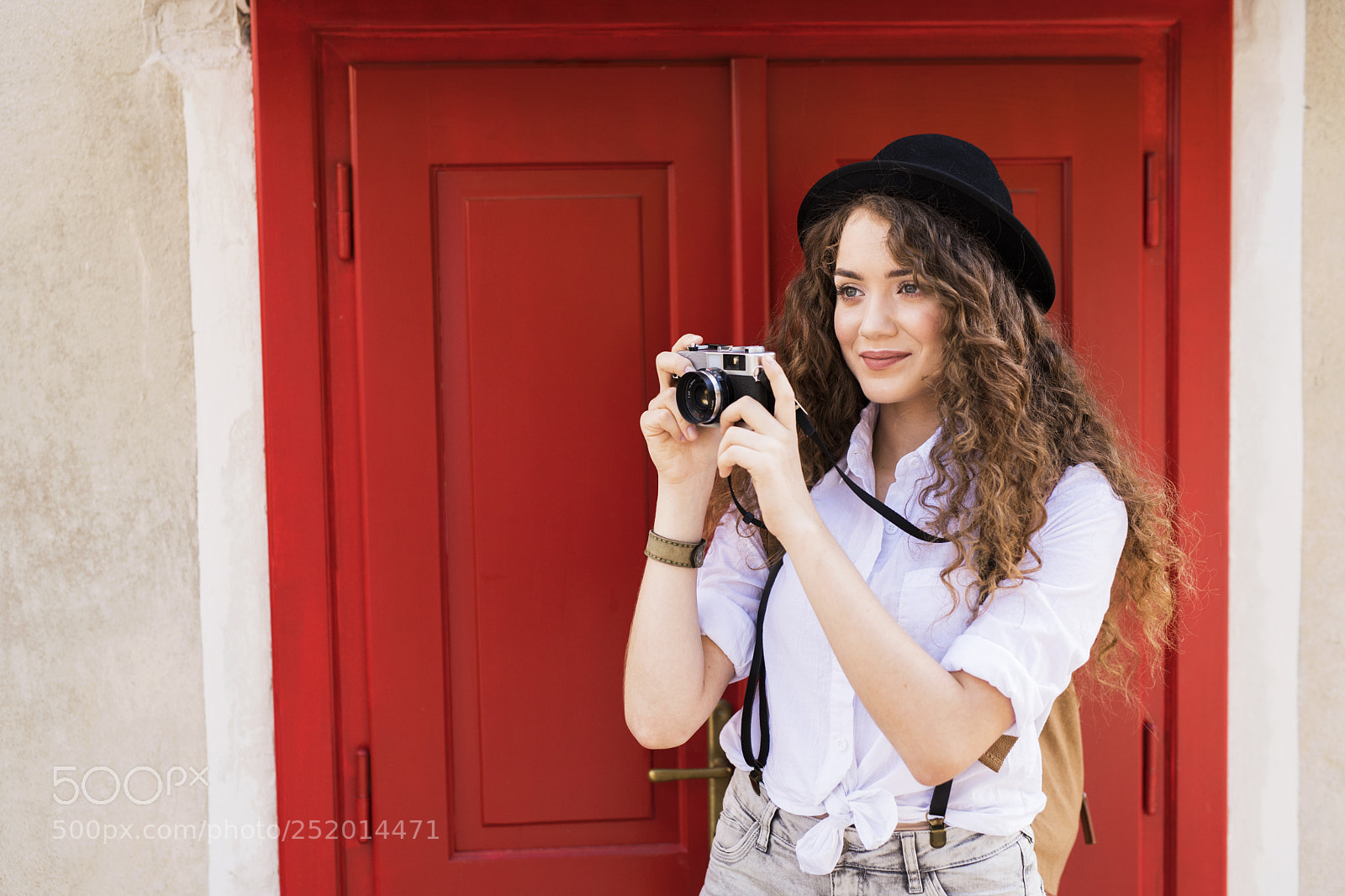 Nikon D5 sample photo. Beautiful young tourist with photography