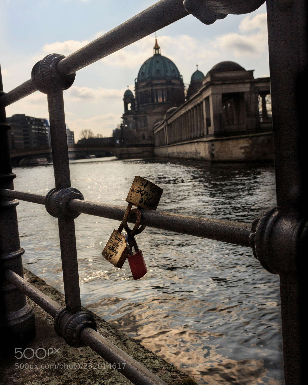 Canon EOS 700D (EOS Rebel T5i / EOS Kiss X7i) sample photo. Locks on the spree photography