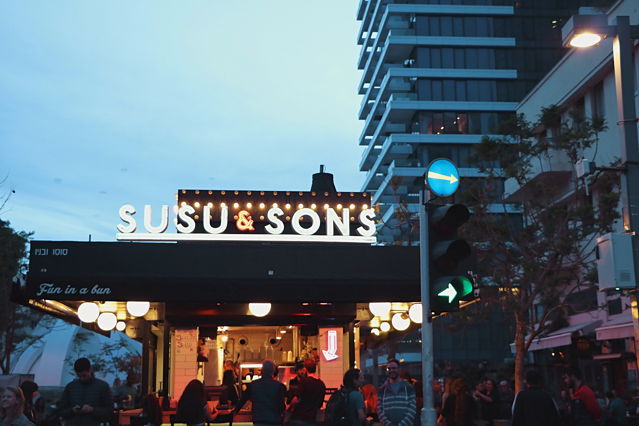 Canon EOS 750D (EOS Rebel T6i / EOS Kiss X8i) sample photo. Susu and sons burger joint photography