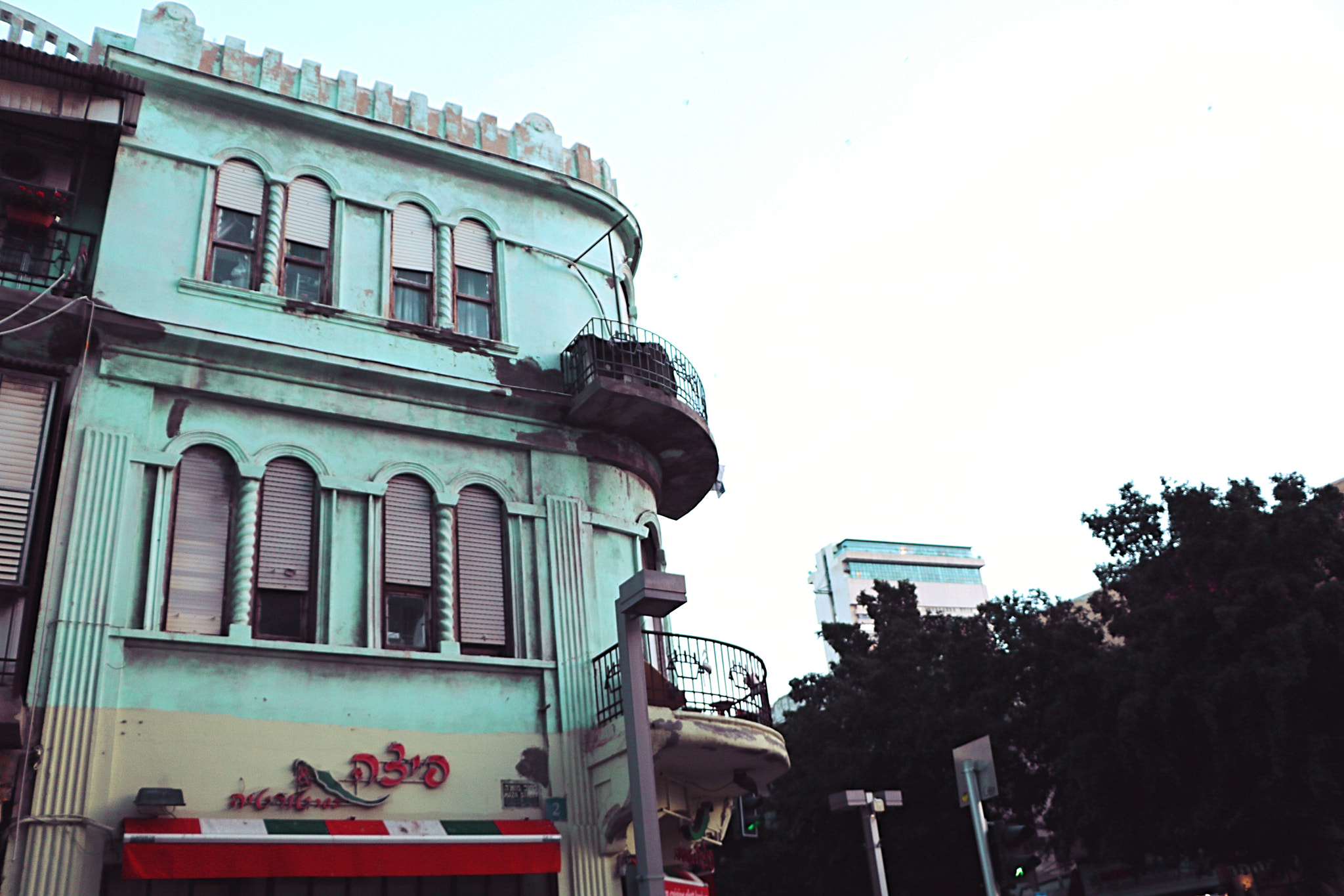 Canon EOS 750D (EOS Rebel T6i / EOS Kiss X8i) sample photo. Old pizza building photography