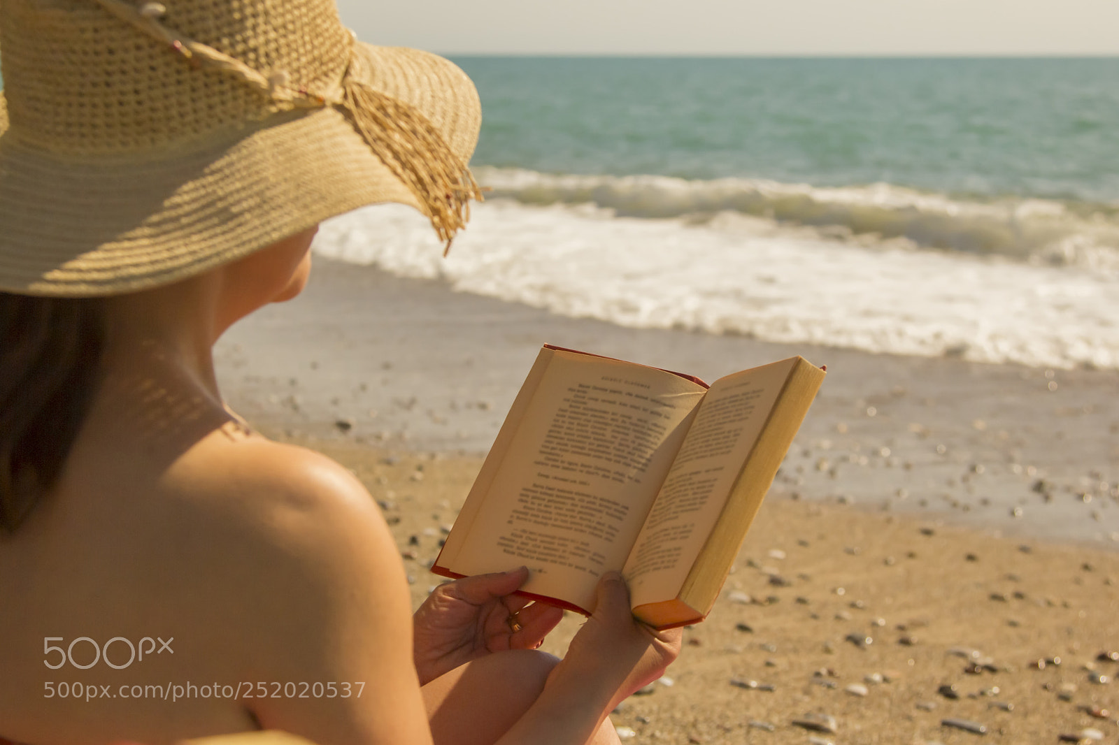 Canon EOS 60D sample photo. Beautiful woman reading on photography