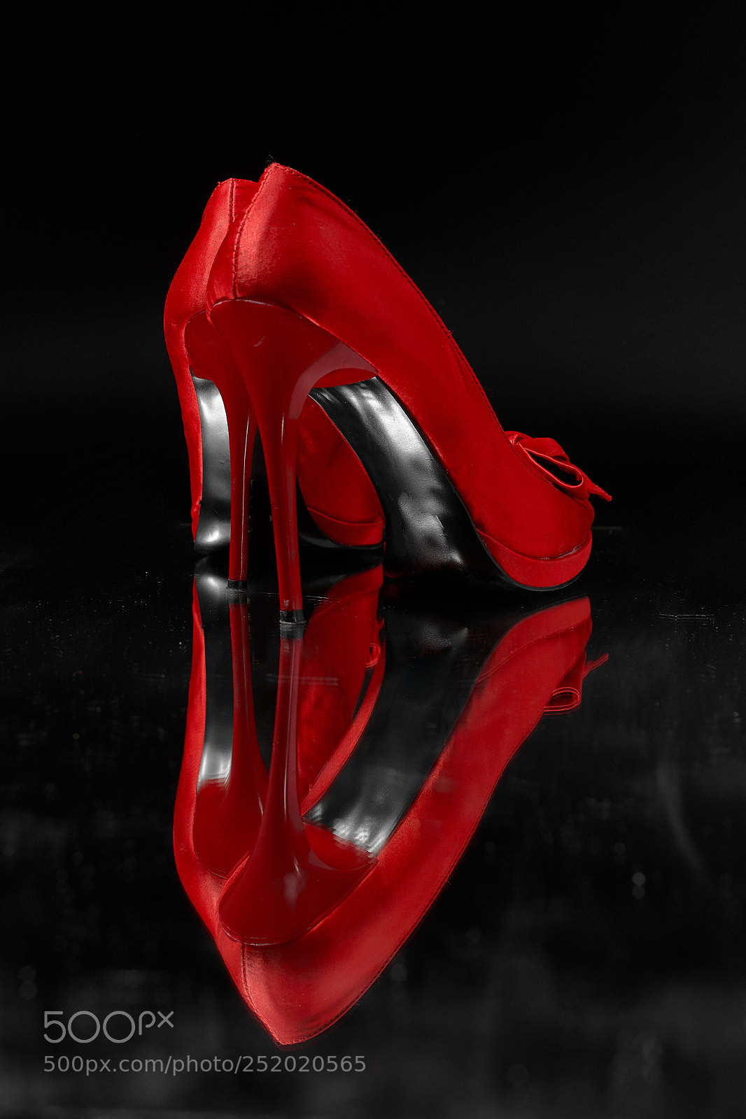 Canon EOS 450D (EOS Rebel XSi / EOS Kiss X2) sample photo. Red fashion women shoes photography