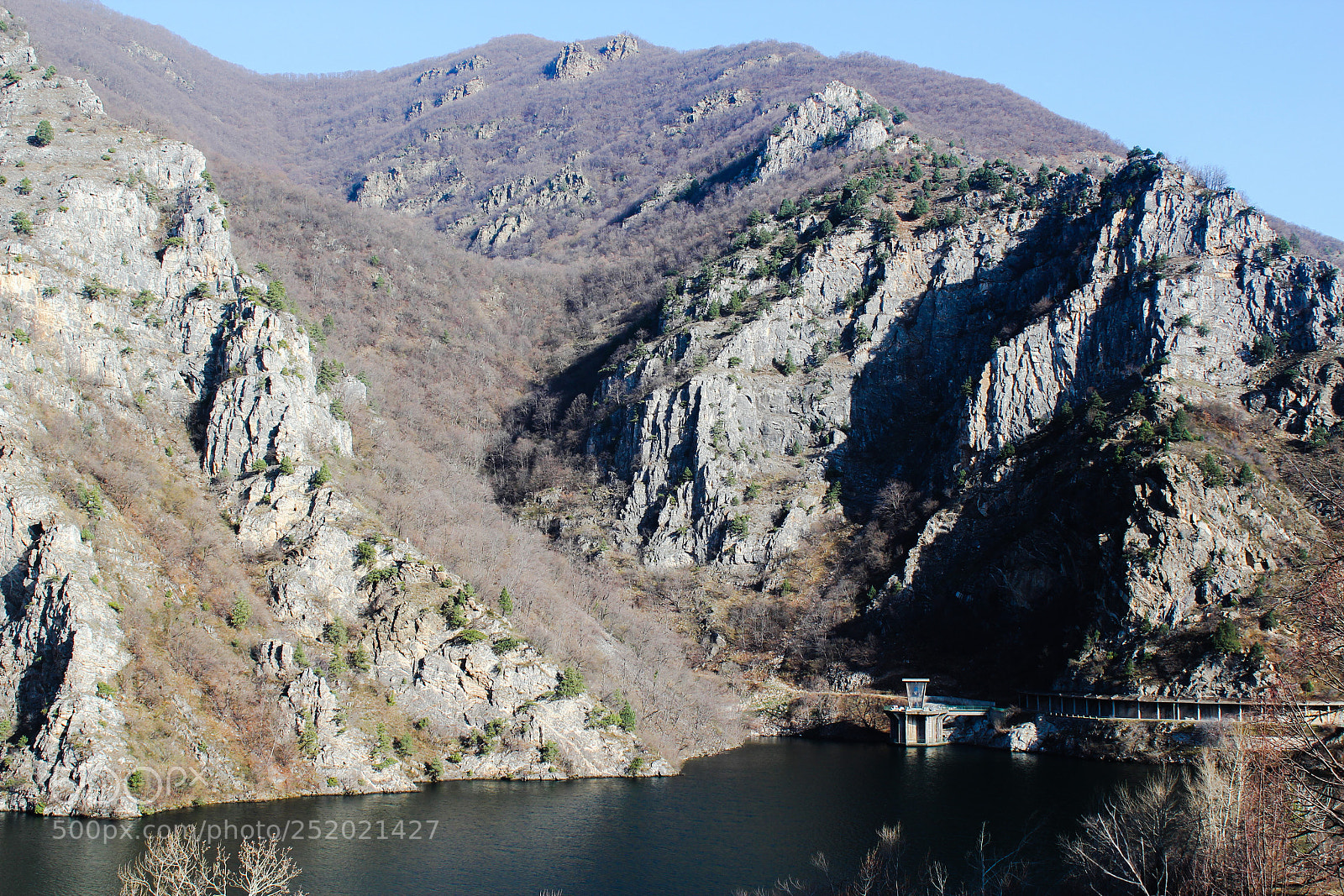 Canon EOS 550D (EOS Rebel T2i / EOS Kiss X4) sample photo. Lake close to mountain photography