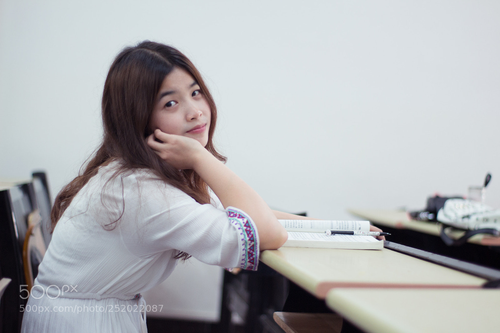 Canon EOS 700D (EOS Rebel T5i / EOS Kiss X7i) sample photo. 教室里的秋丽 photography