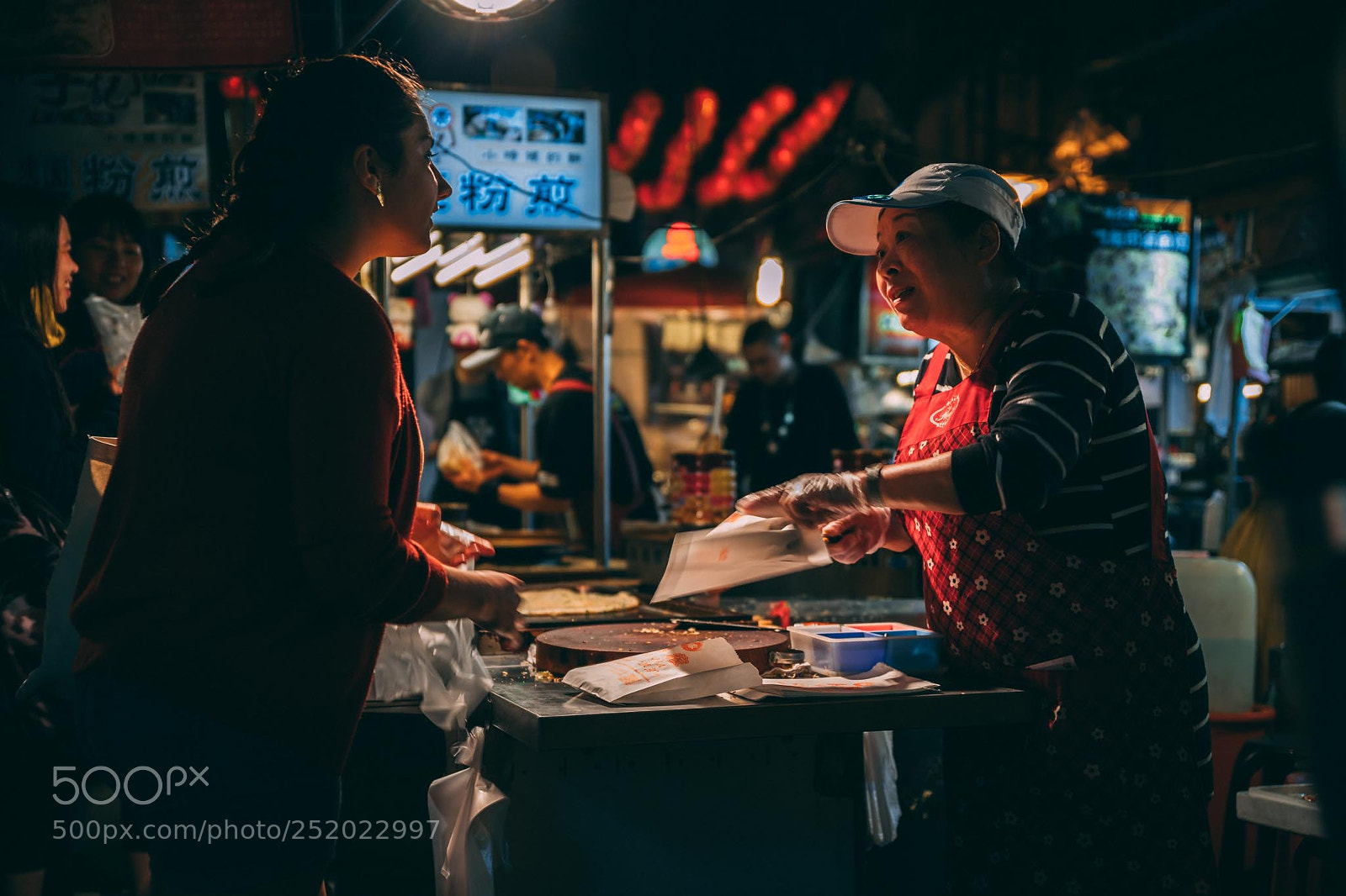 Canon EOS-1D X Mark II sample photo. Raohe night market meeting photography