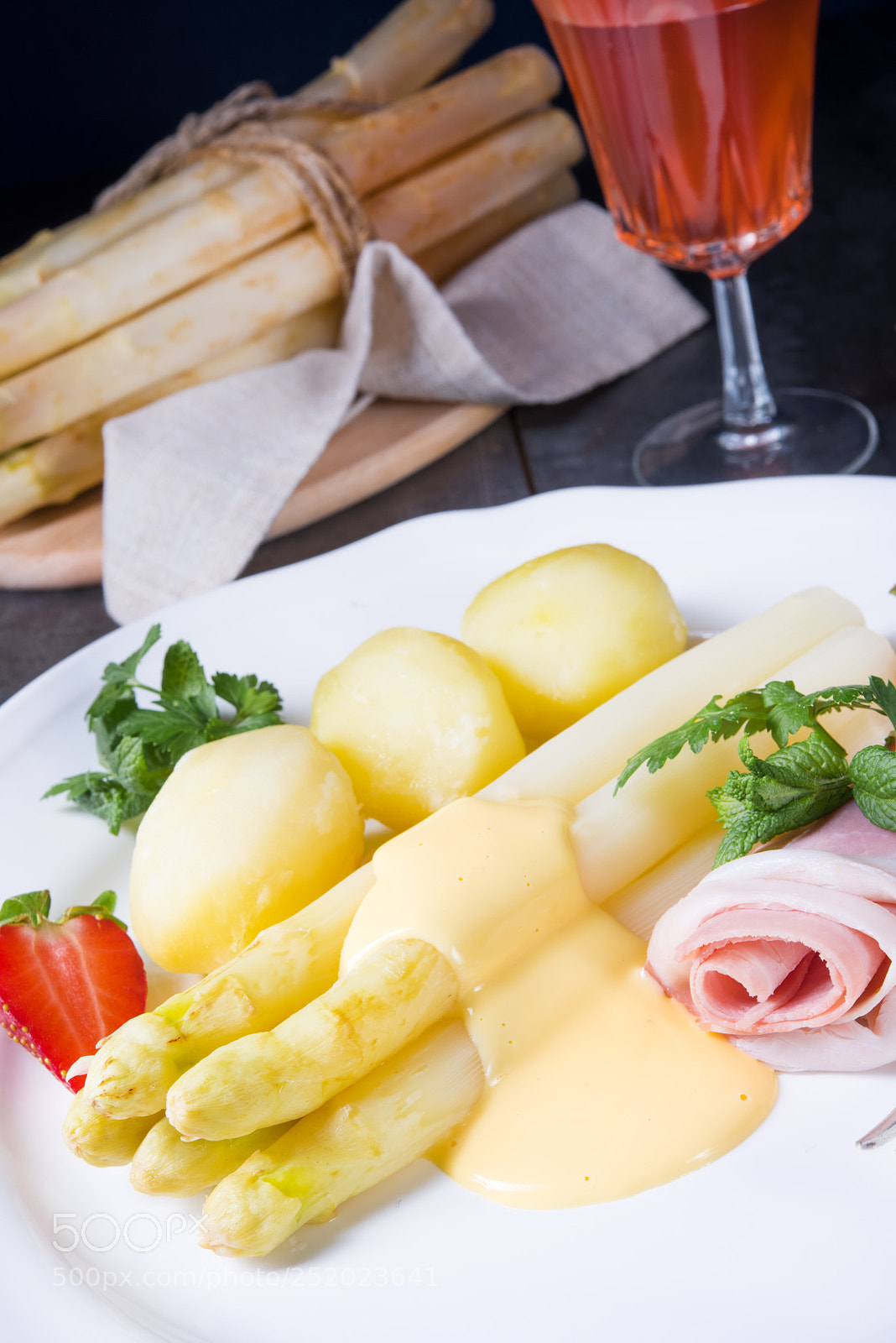 Nikon D810 sample photo. Asparagus with boiled ham photography