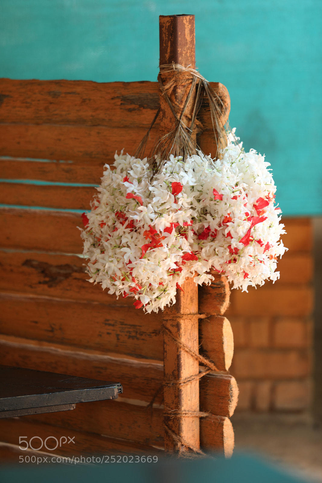 Canon EOS 5D Mark IV sample photo. Flower necklace photography