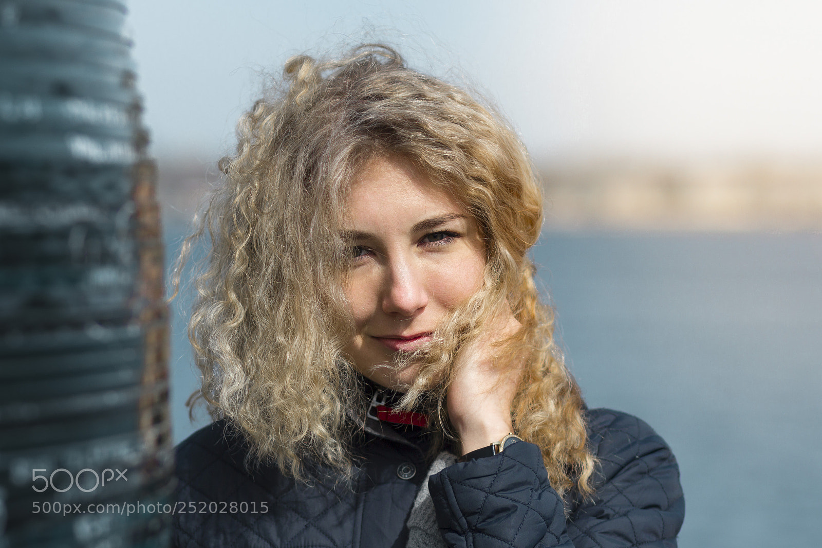Canon EOS 600D (Rebel EOS T3i / EOS Kiss X5) sample photo. Windy seafront portrait photography