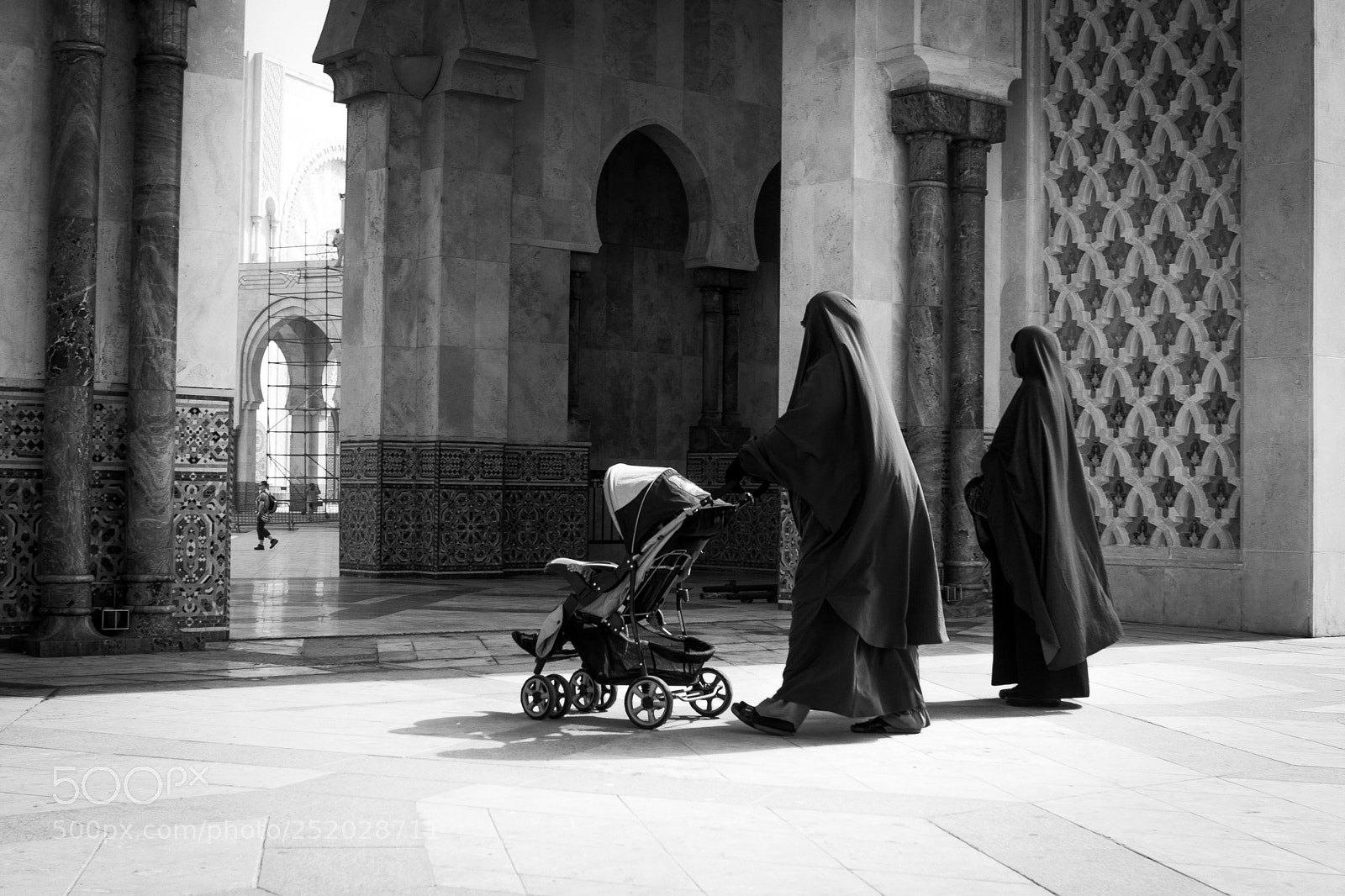 Canon EOS 400D (EOS Digital Rebel XTi / EOS Kiss Digital X) sample photo. Women wearing niqabs in photography