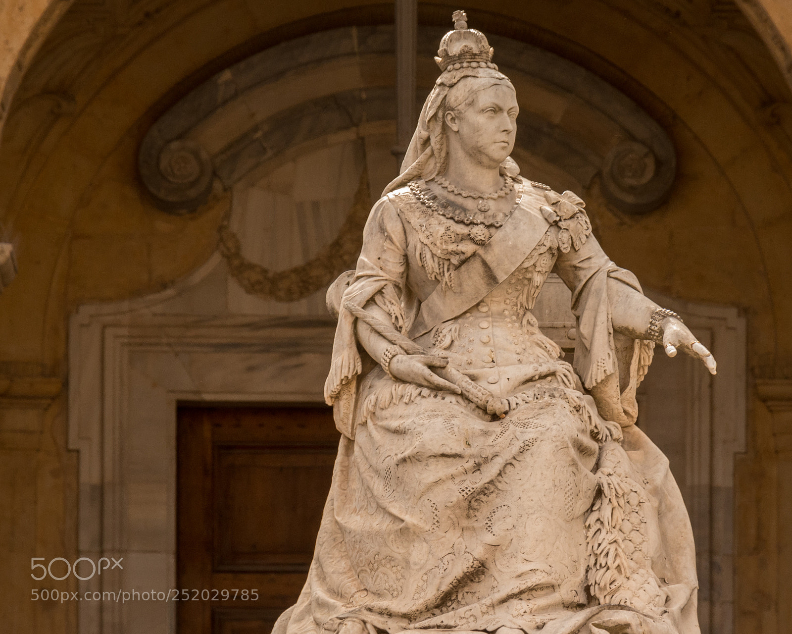 Canon EOS 77D (EOS 9000D / EOS 770D) sample photo. Statue of queen victoria photography