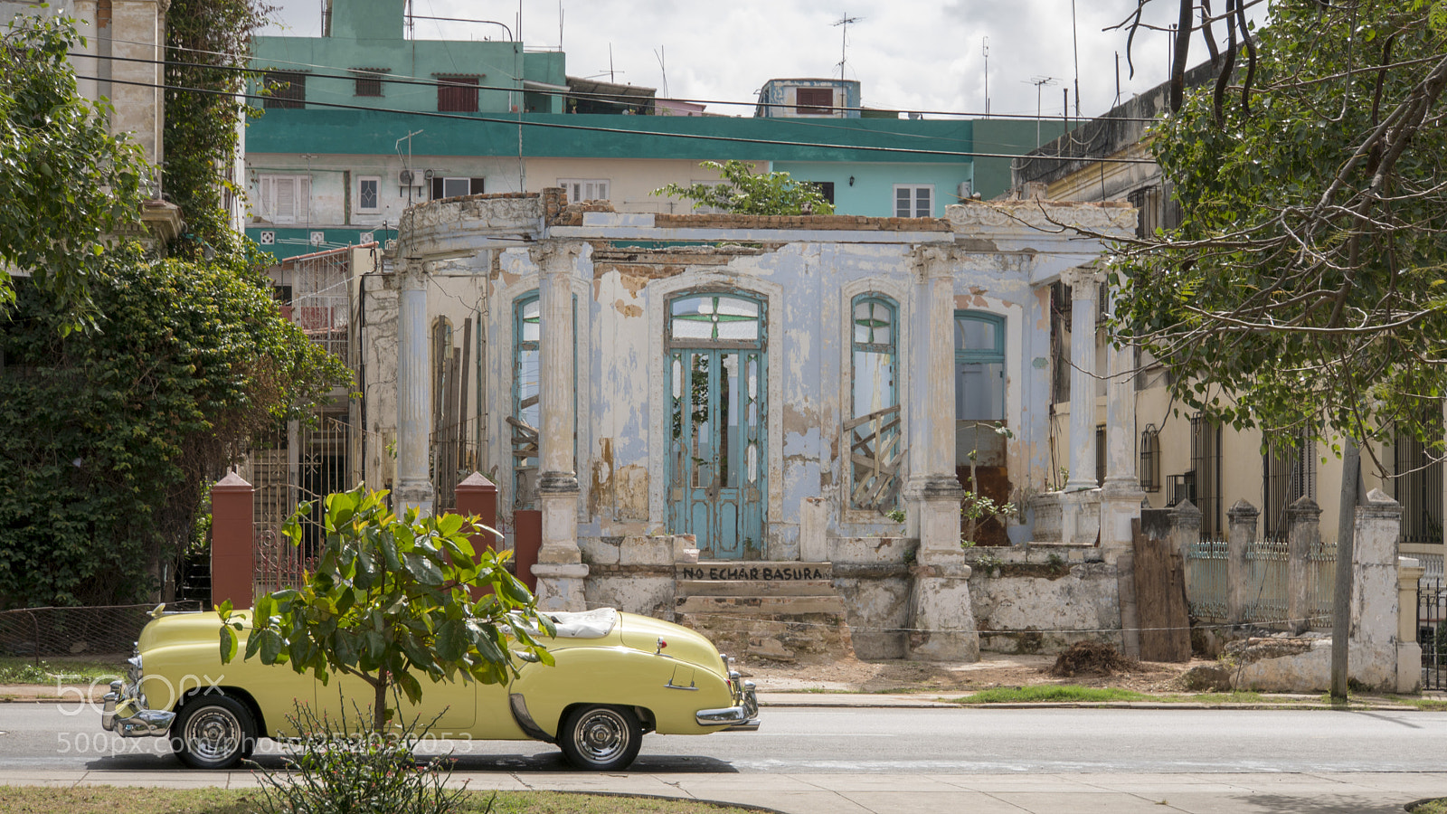 Sony a6500 sample photo. Dilapidated house in havanna photography