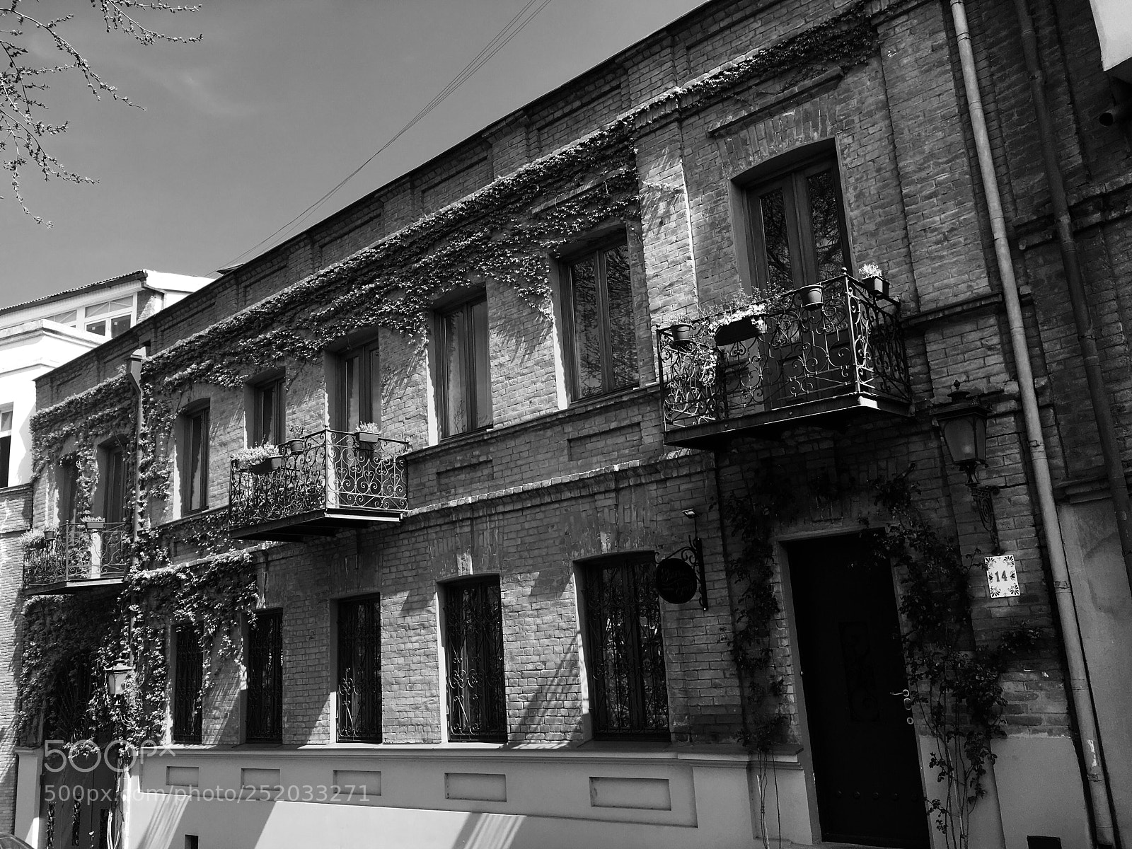 Apple iPhone 6s sample photo. Old sunny house.  photography