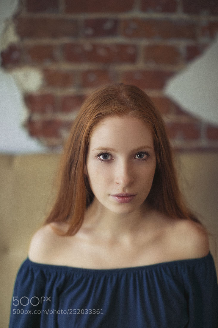 Canon EOS 5D Mark IV sample photo. Portrait in cafe photography