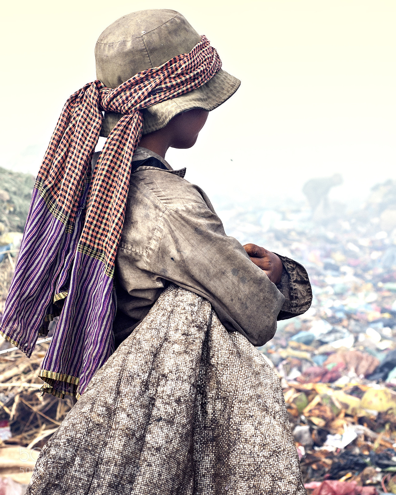 Nikon D70 sample photo. Working the dump / cambodia photography