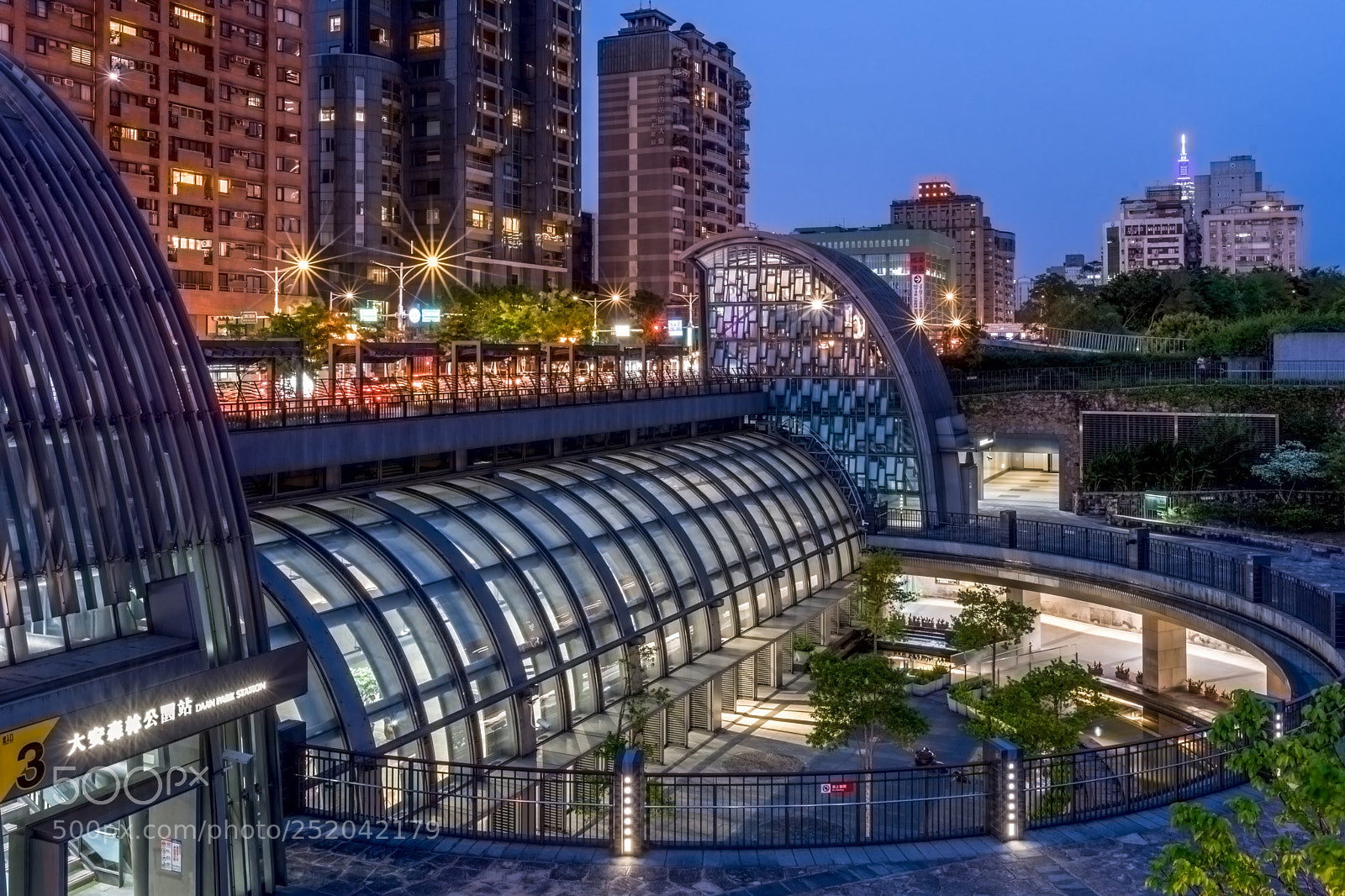 Nikon D7200 sample photo. Blue hour 藍調捷運站 photography