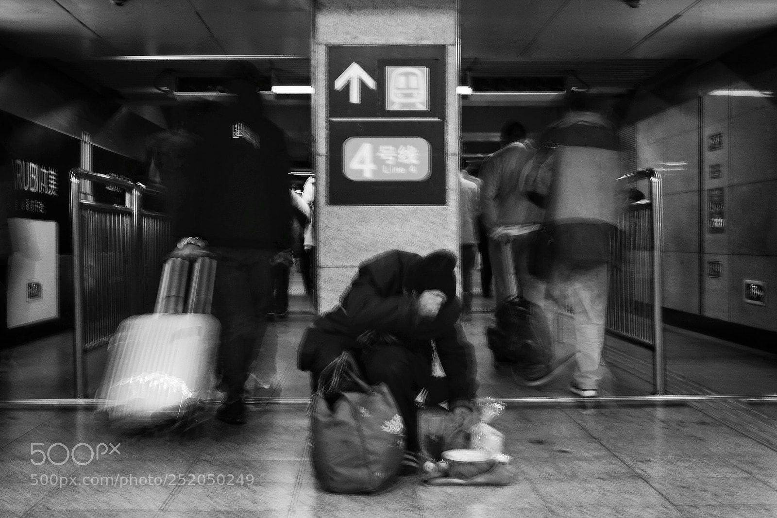 Fujifilm X100T sample photo. 《遮面》目测七八十岁的老奶奶，在地铁站乞讨 photography