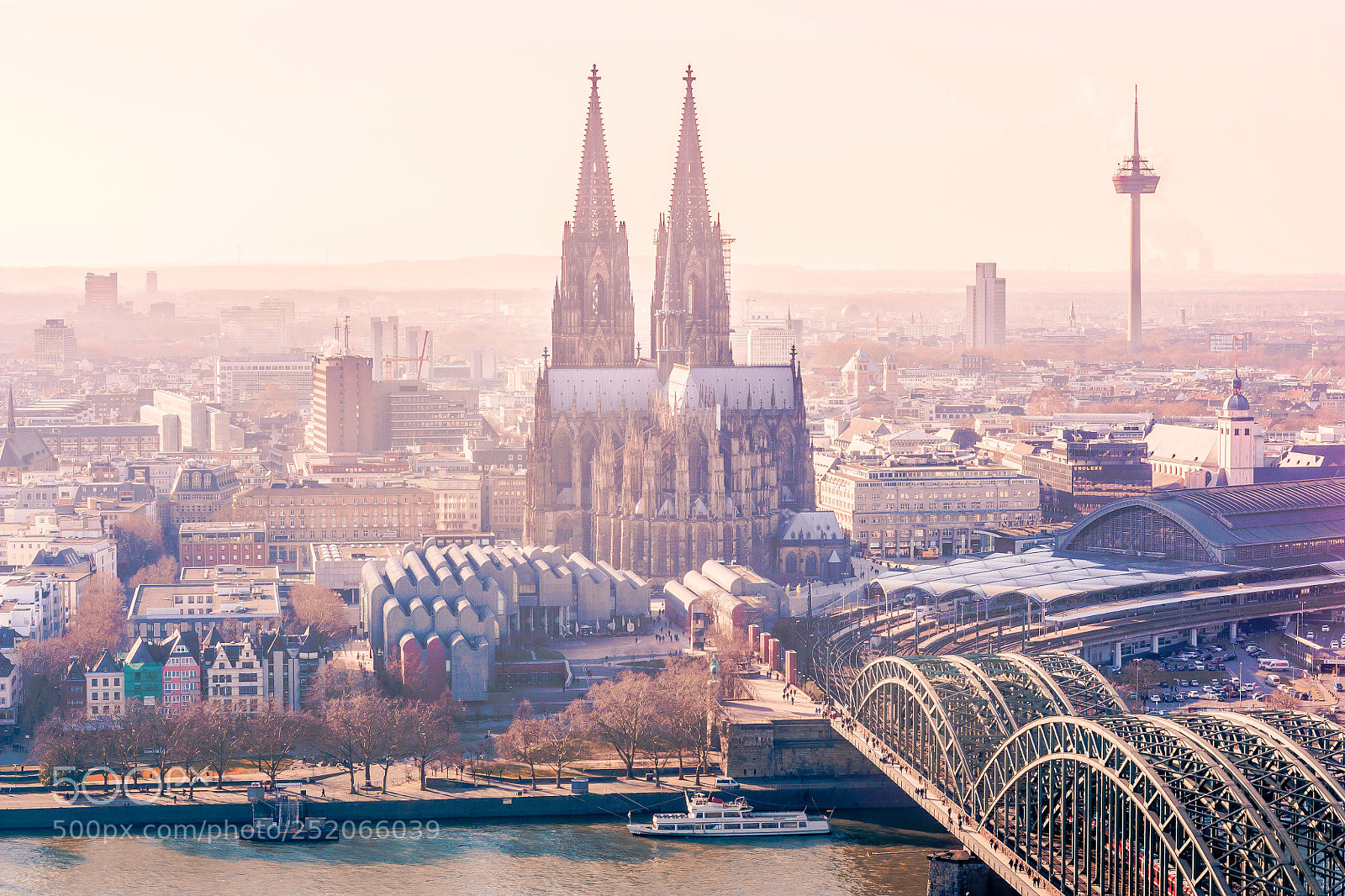 Canon EOS 450D (EOS Rebel XSi / EOS Kiss X2) sample photo. Beautiful skyline of cologne photography