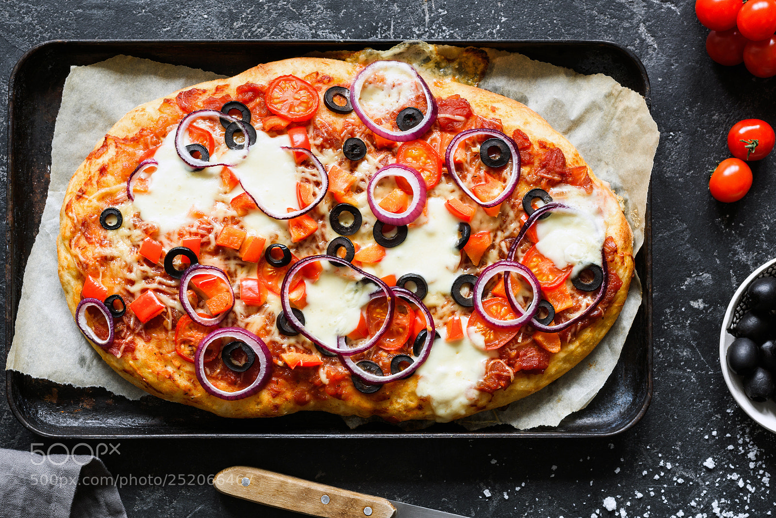 Nikon D810 sample photo. Homemade pizza with black photography