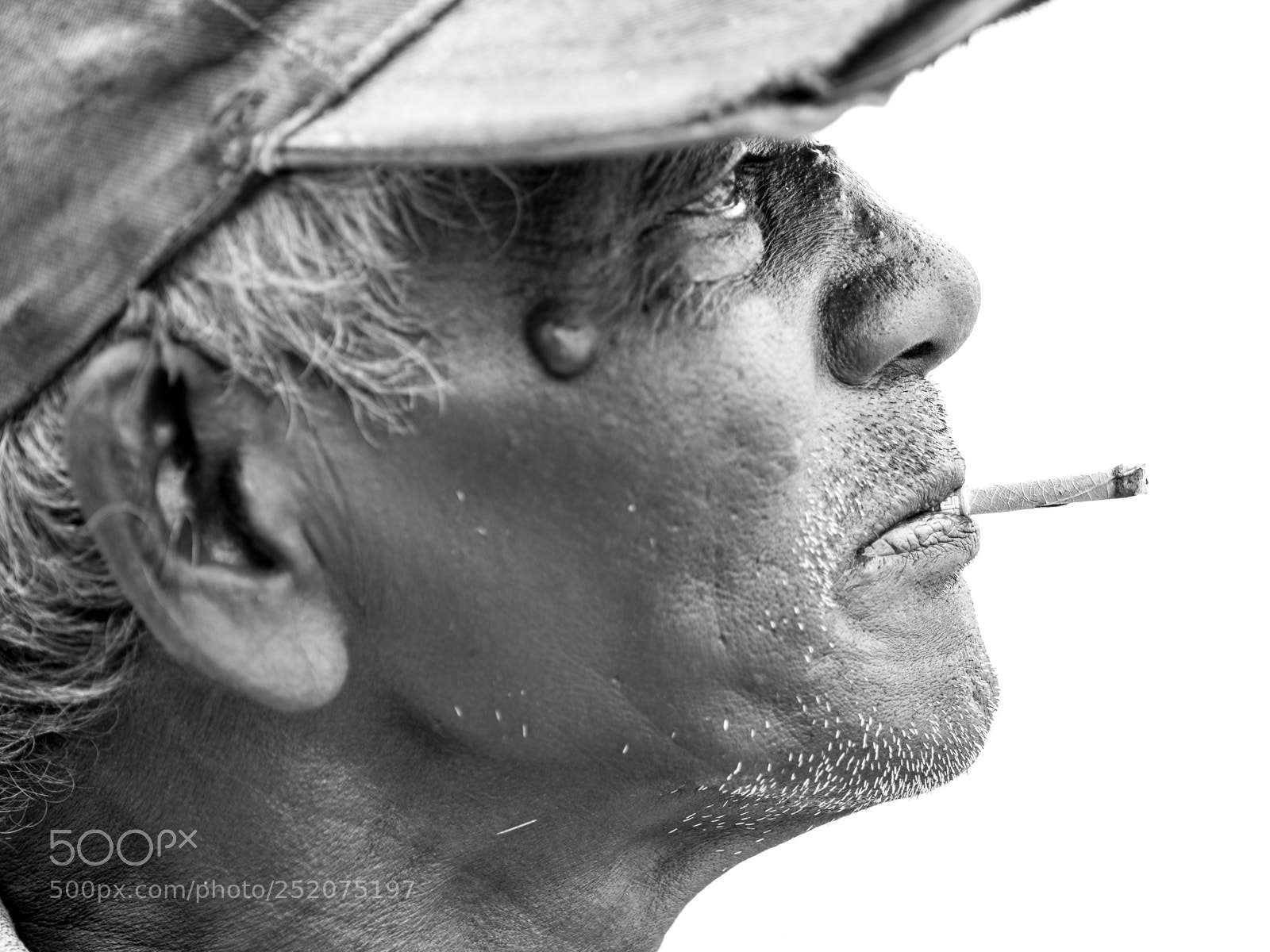 Olympus OM-D E-M1 Mark II sample photo. Lighting up a beedi photography